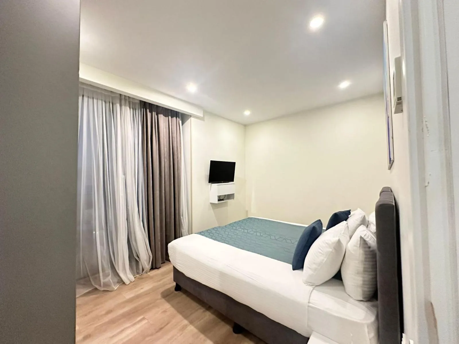 Apartment with Balcony in Bellevue Residence Suites