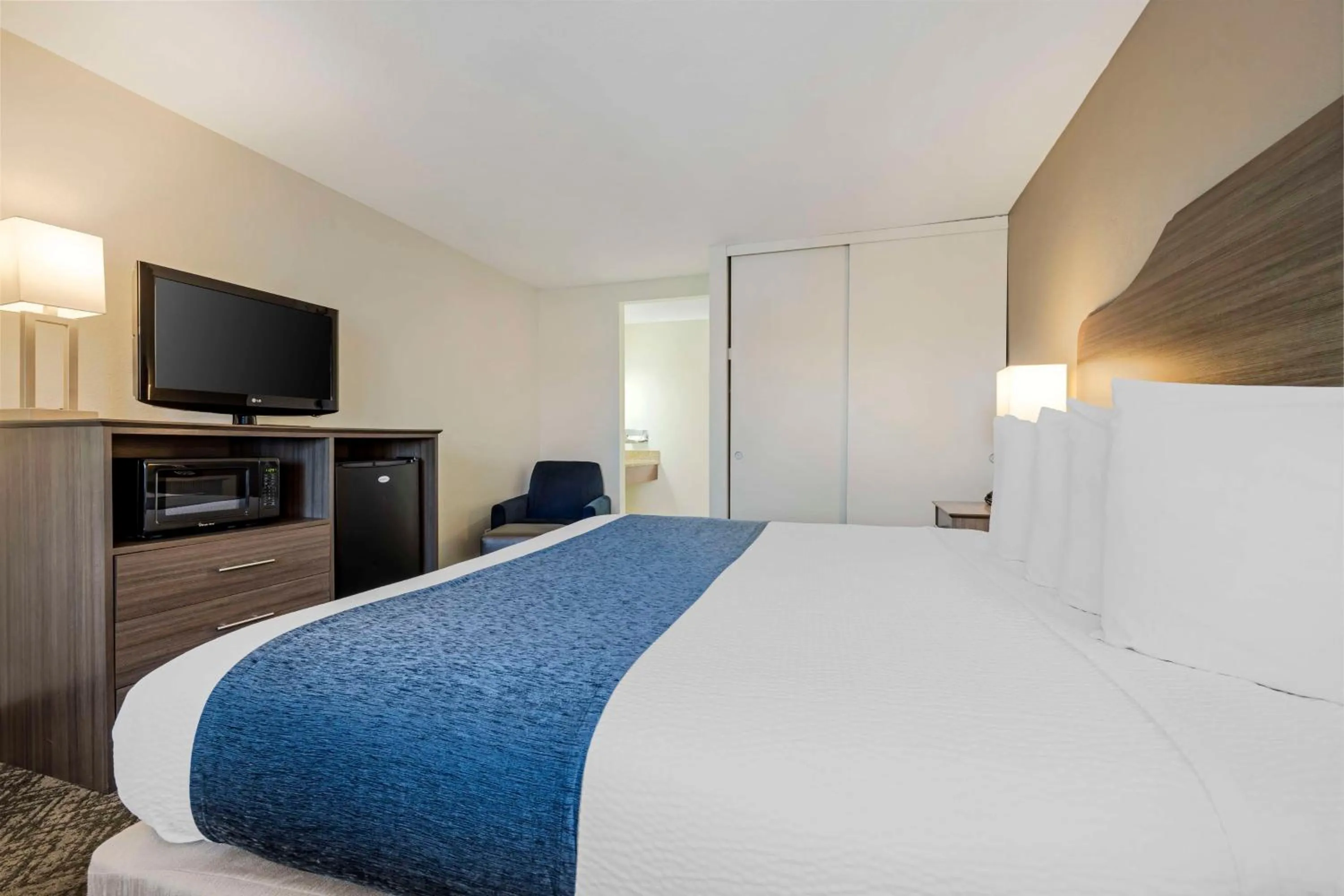 King Room with Roll-in Shower - Non-Smoking/Disability Access in Best Western Santee Lodge
