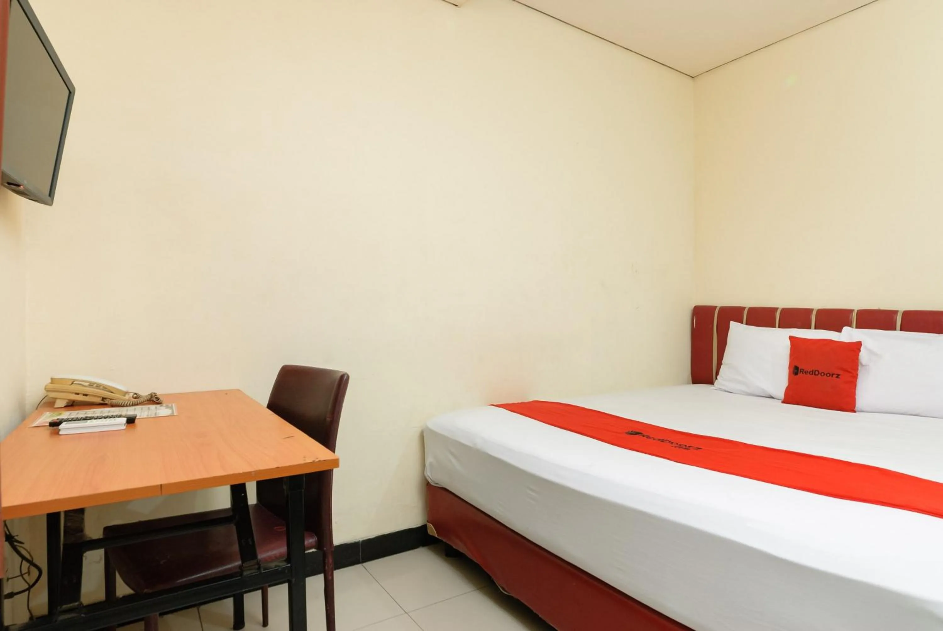 Double Room in RedDoorz Plus @ Jalan Pemuda Jakarta