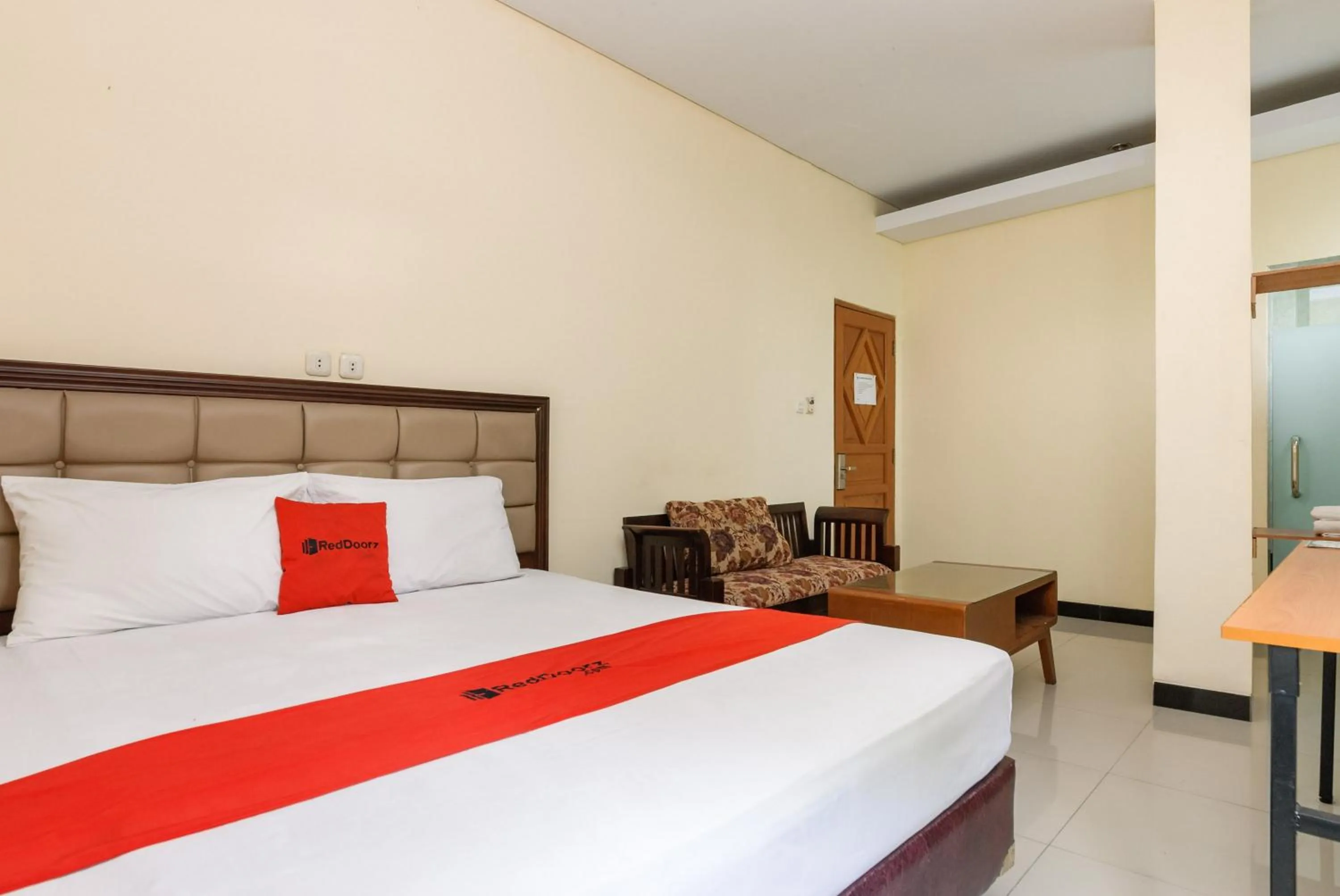 Suite in RedDoorz Plus @ Jalan Pemuda Jakarta