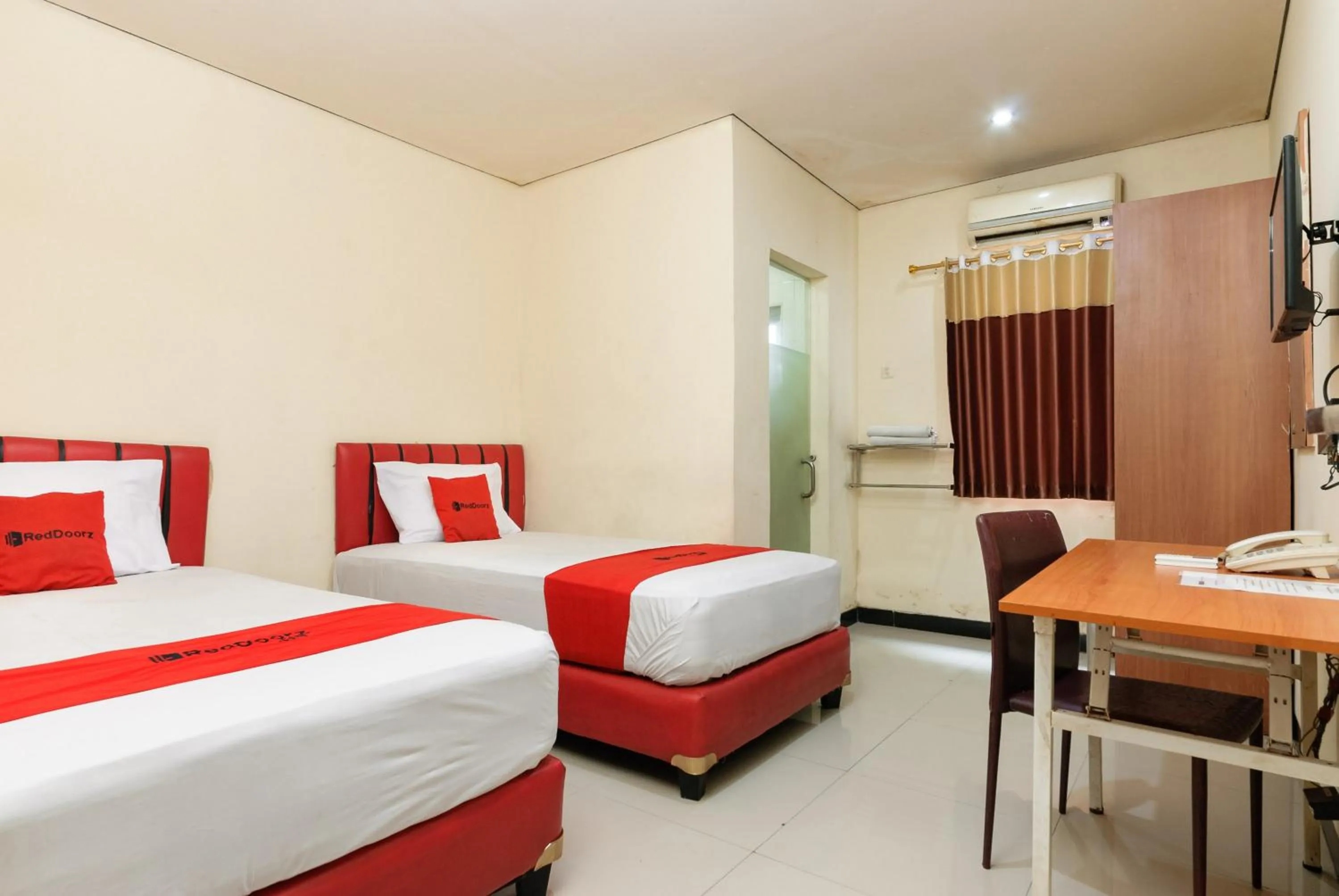 Twin Room in RedDoorz Plus @ Jalan Pemuda Jakarta