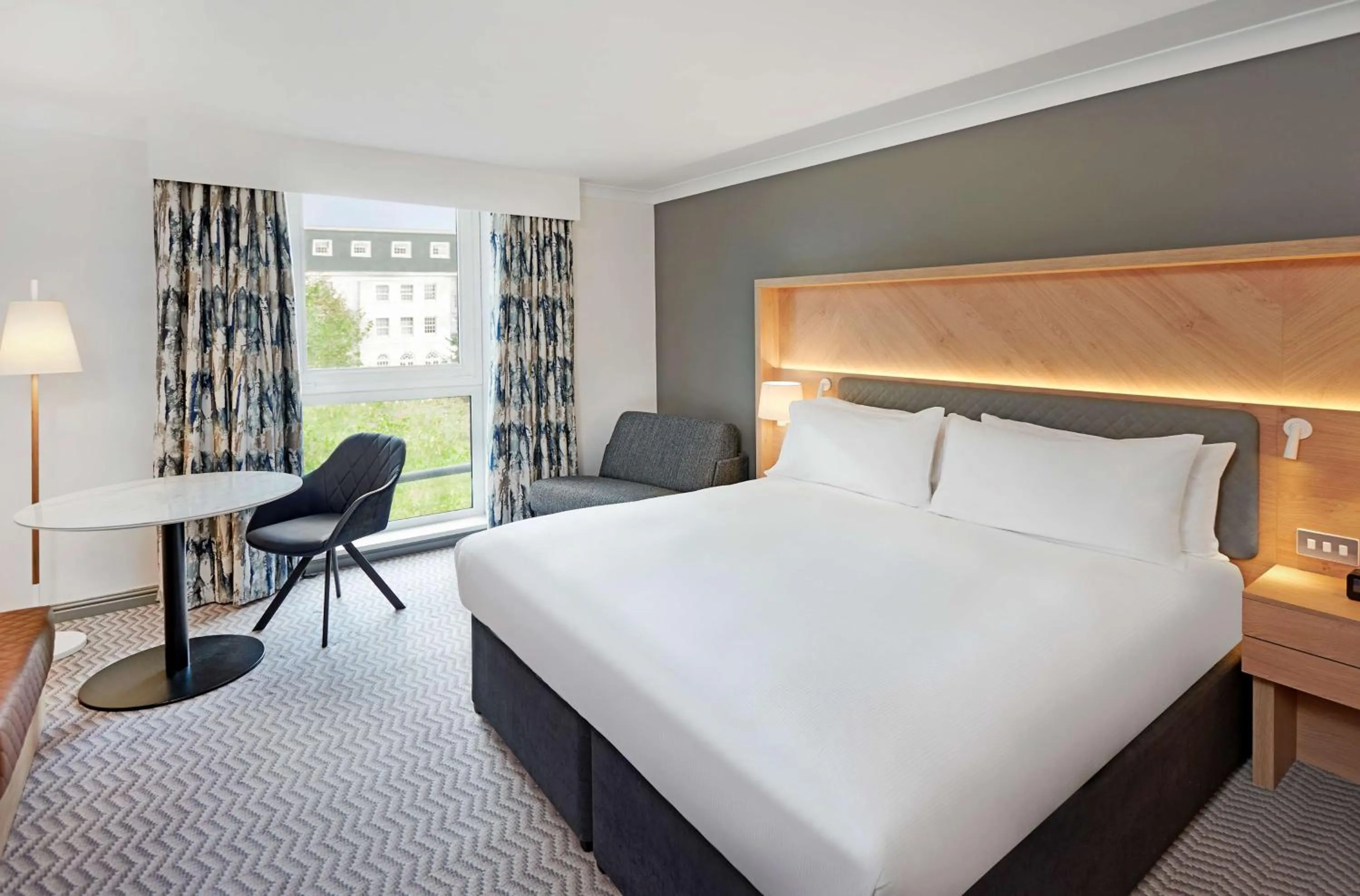 King Family Guest Room With Sofa Bed in Hilton London Croydon