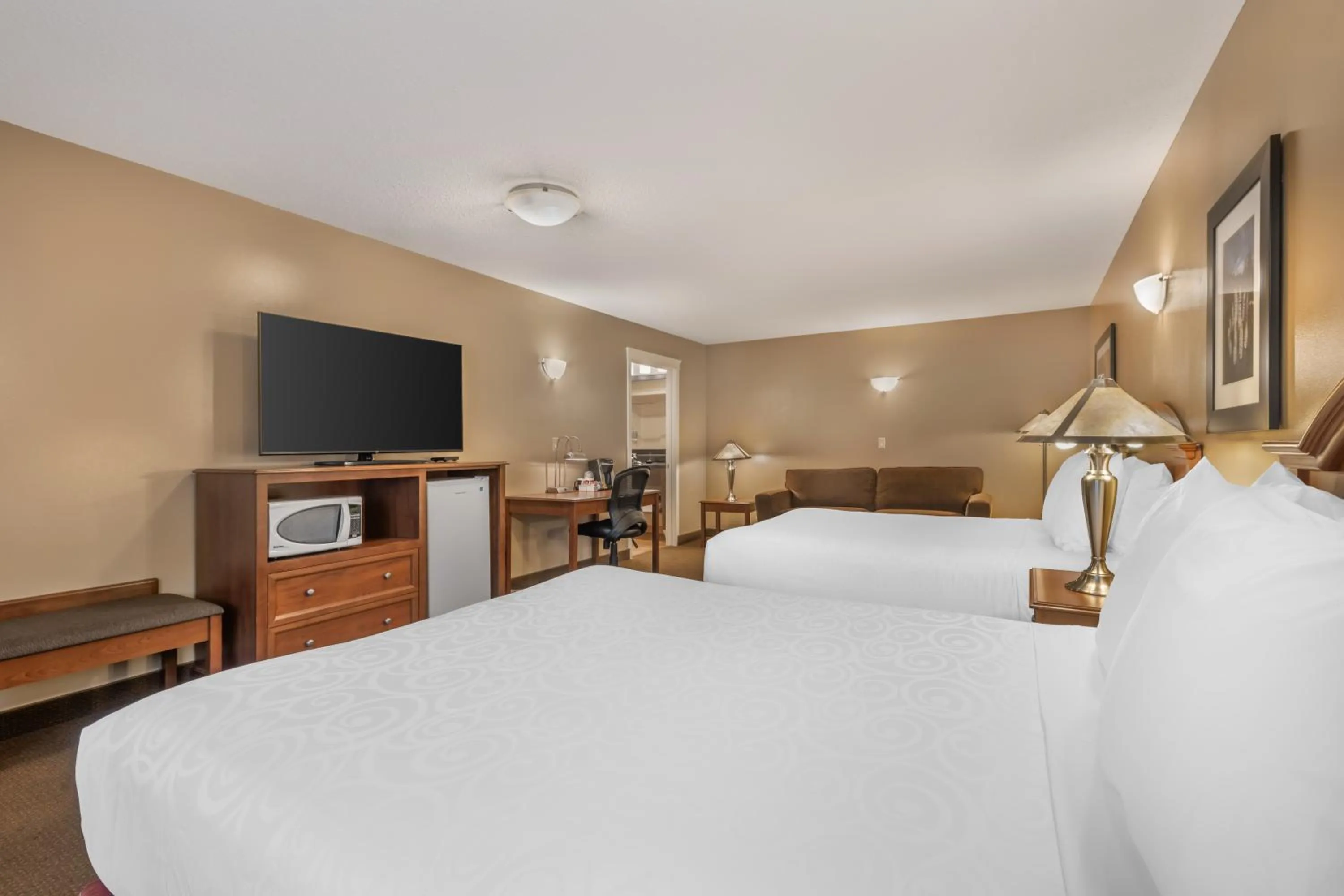 Queen Studio with Two Queen Beds and Sofa Bed - Non-Smoking in Best Western Sicamous Inn