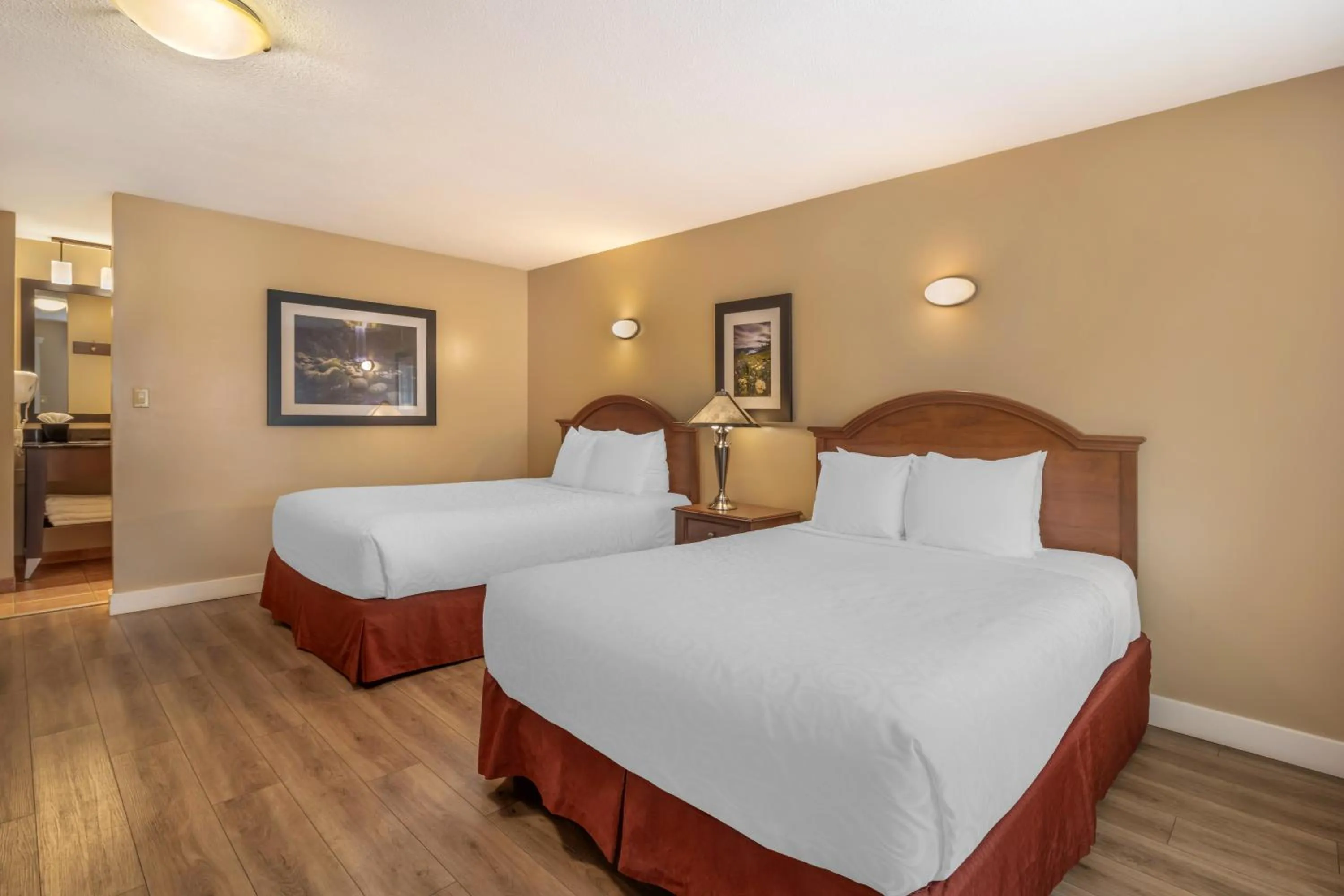 Queen Room with Two Queen Beds - Pet Friendly/Non-Smoking in Best Western Sicamous Inn