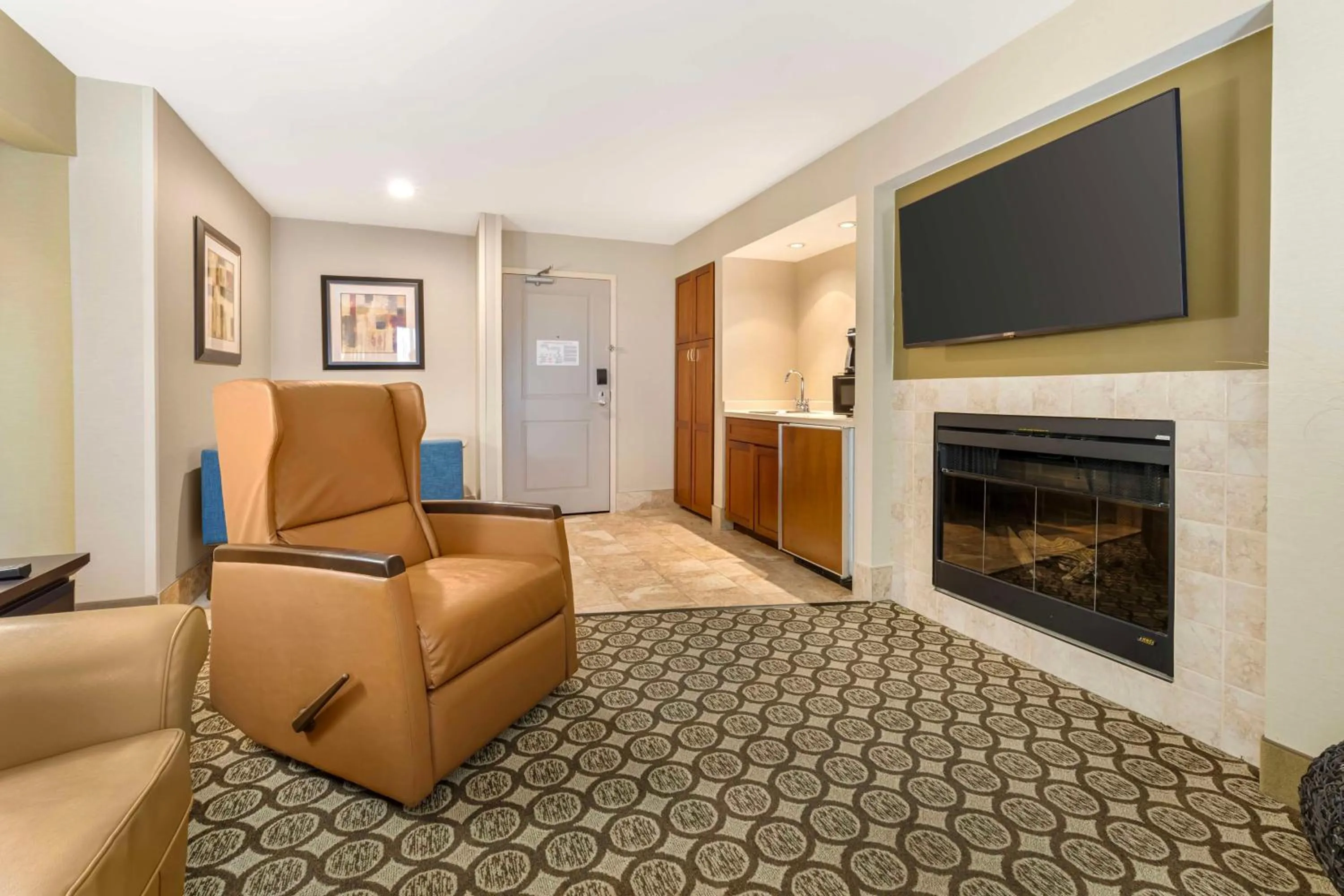 King Suite with Fireplace in Best Western Plus InnTowner Madison