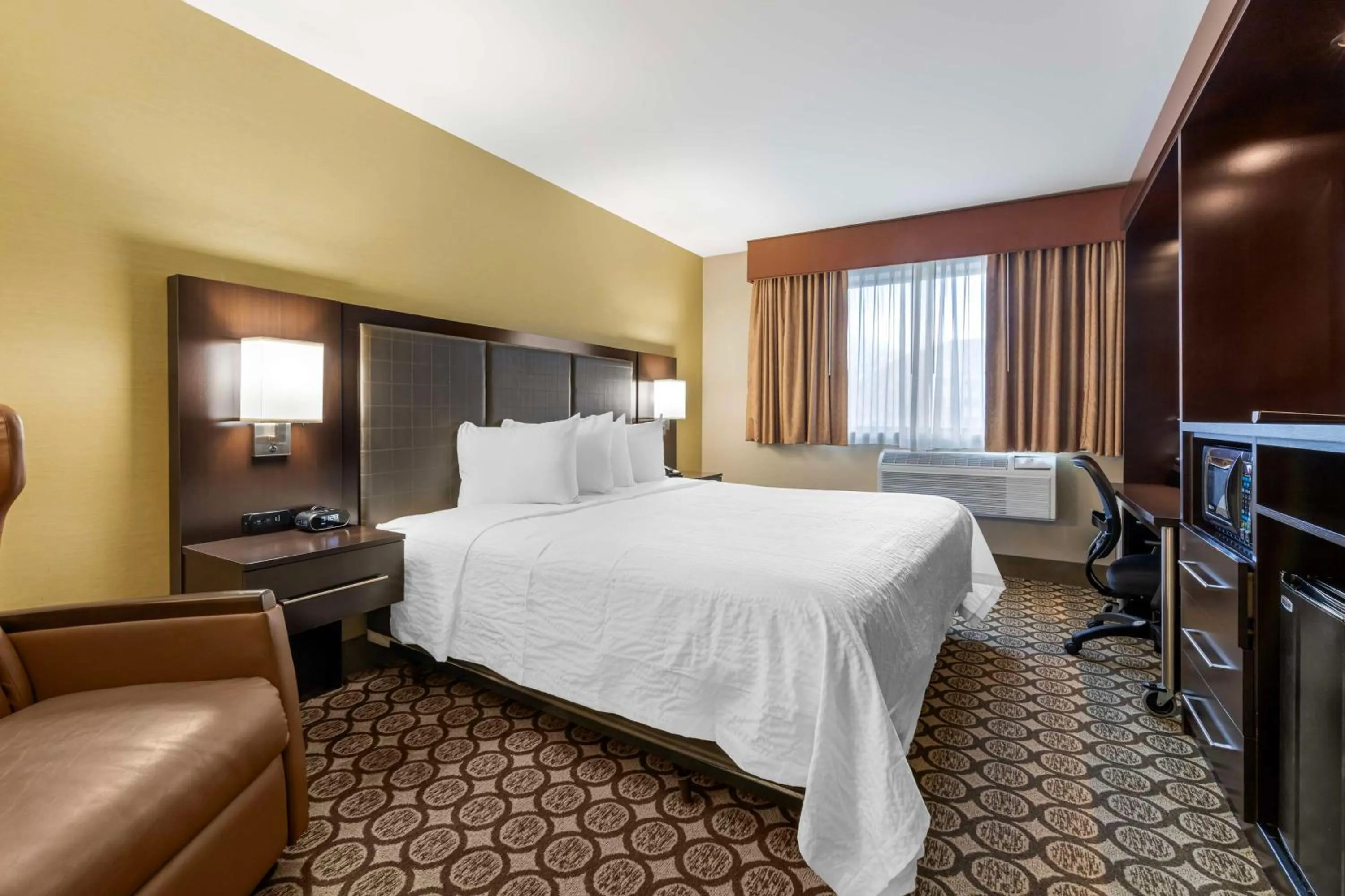 King Room with Roll-in Shower - Disability Access/Non-Smoking in Best Western Plus InnTowner Madison