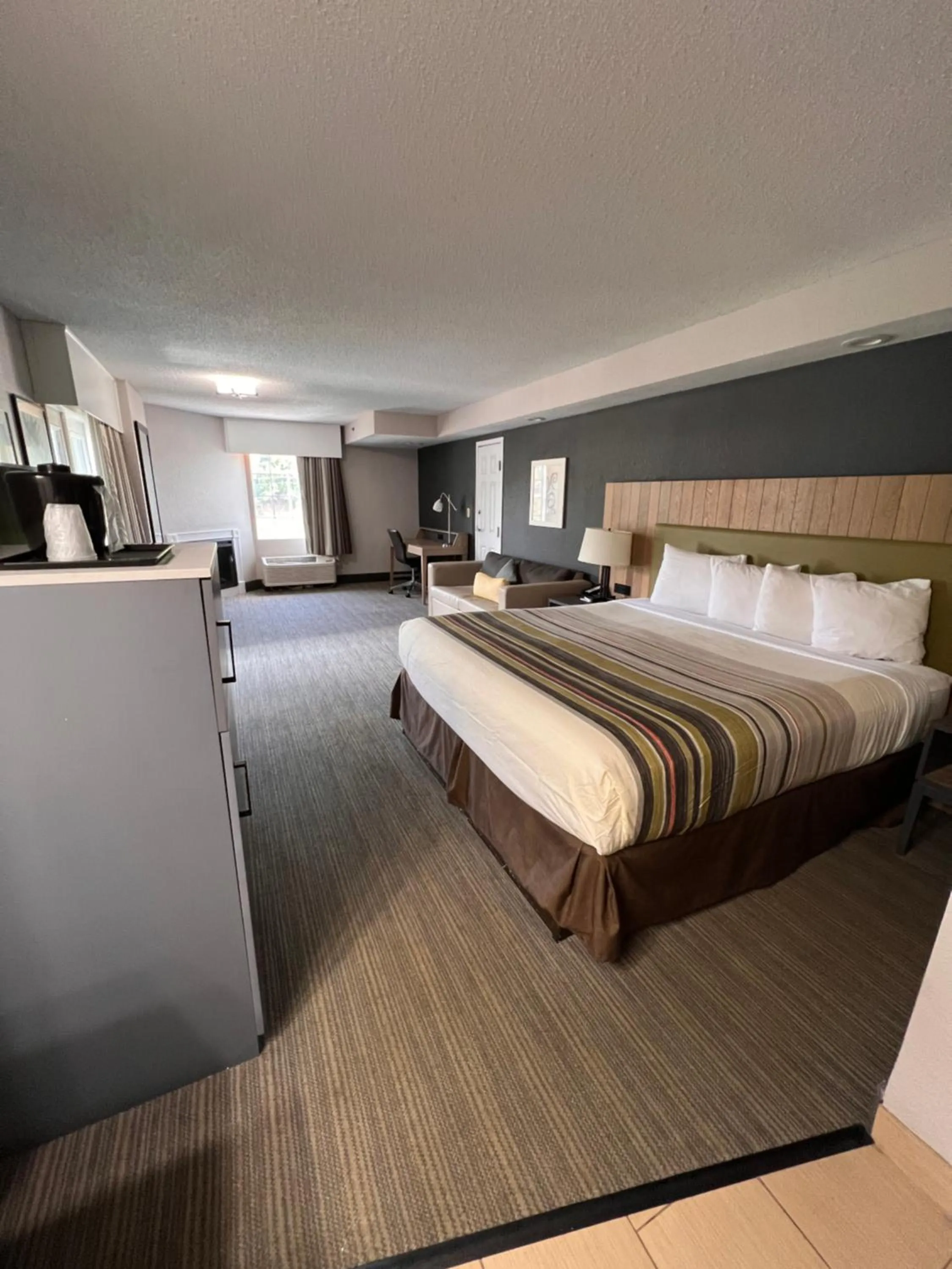 Premium King Room with Balcony and River View - Non-Smoking in Country Inn & Suites by Radisson, Pigeon Forge South, TN