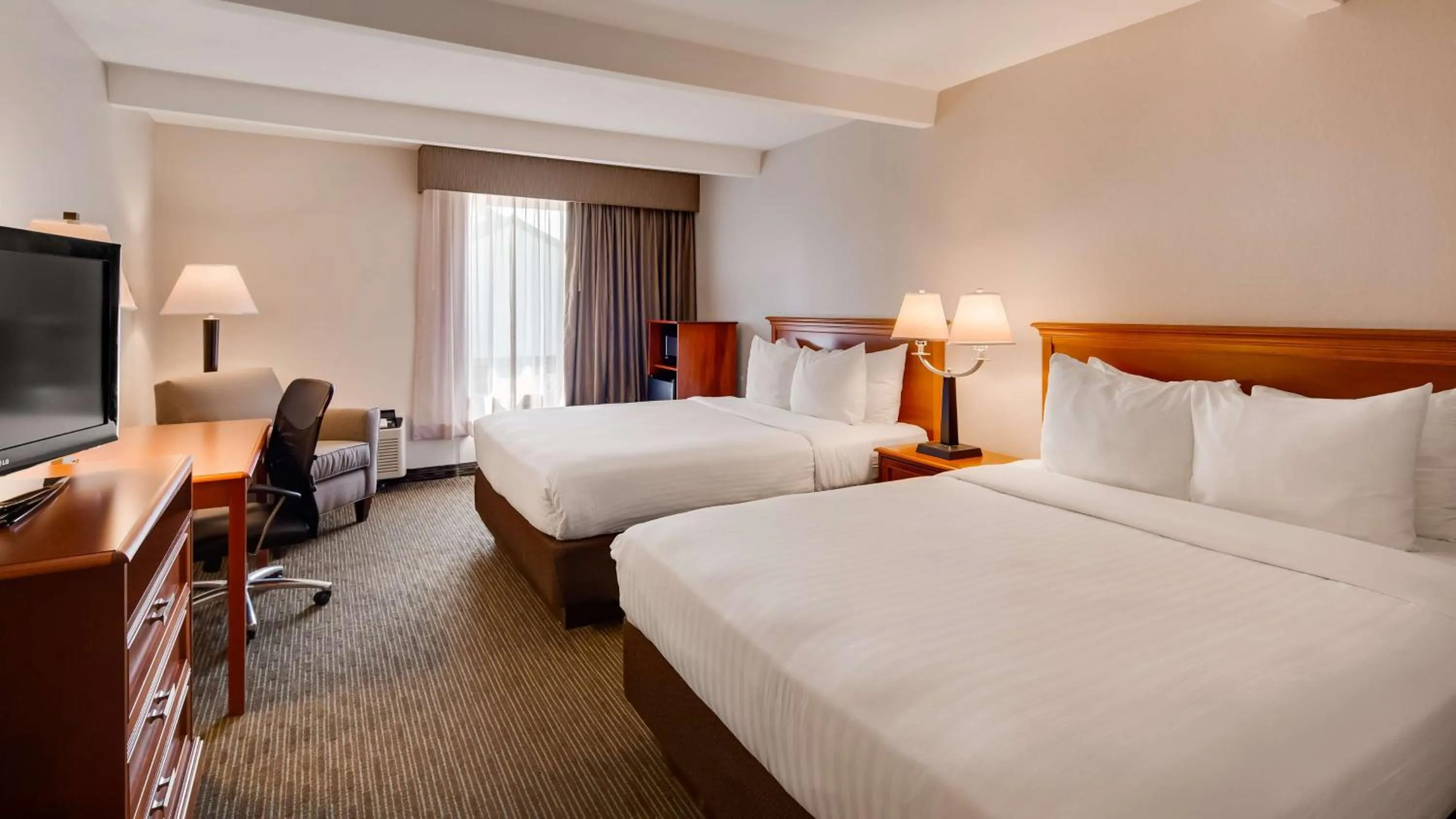 Double Room with Two Double Beds and Walk-In Shower - Disability Access/Non-Smoking in Best Western Tomah Hotel