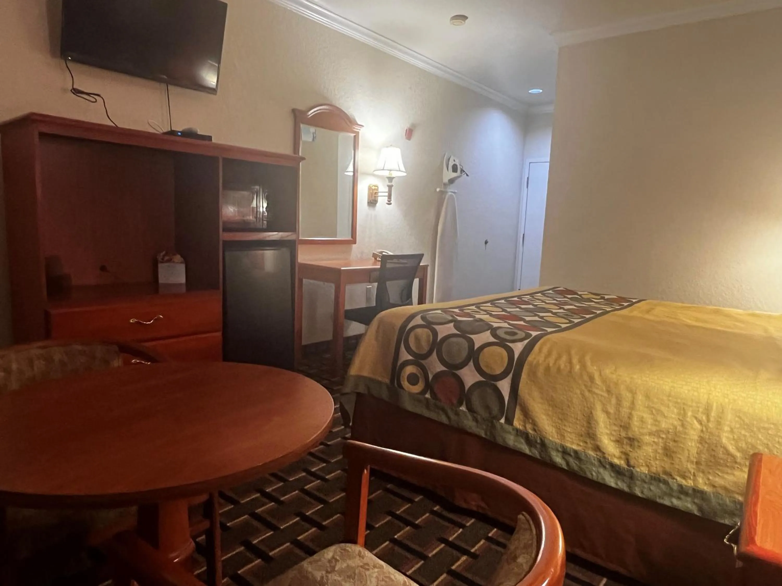 1 King Bed, Deluxe Mobility Accessible Room, Roll-In Shower, Non-Smoking in Super 8 by Wyndham Brookshire TX