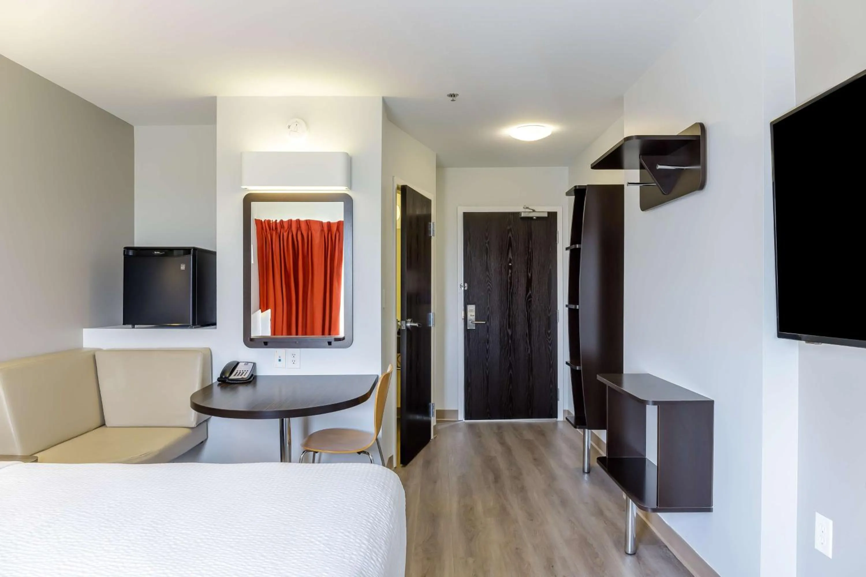 Queen Room - Non-Smoking in Motel 6-Headingley, MB - Winnipeg West