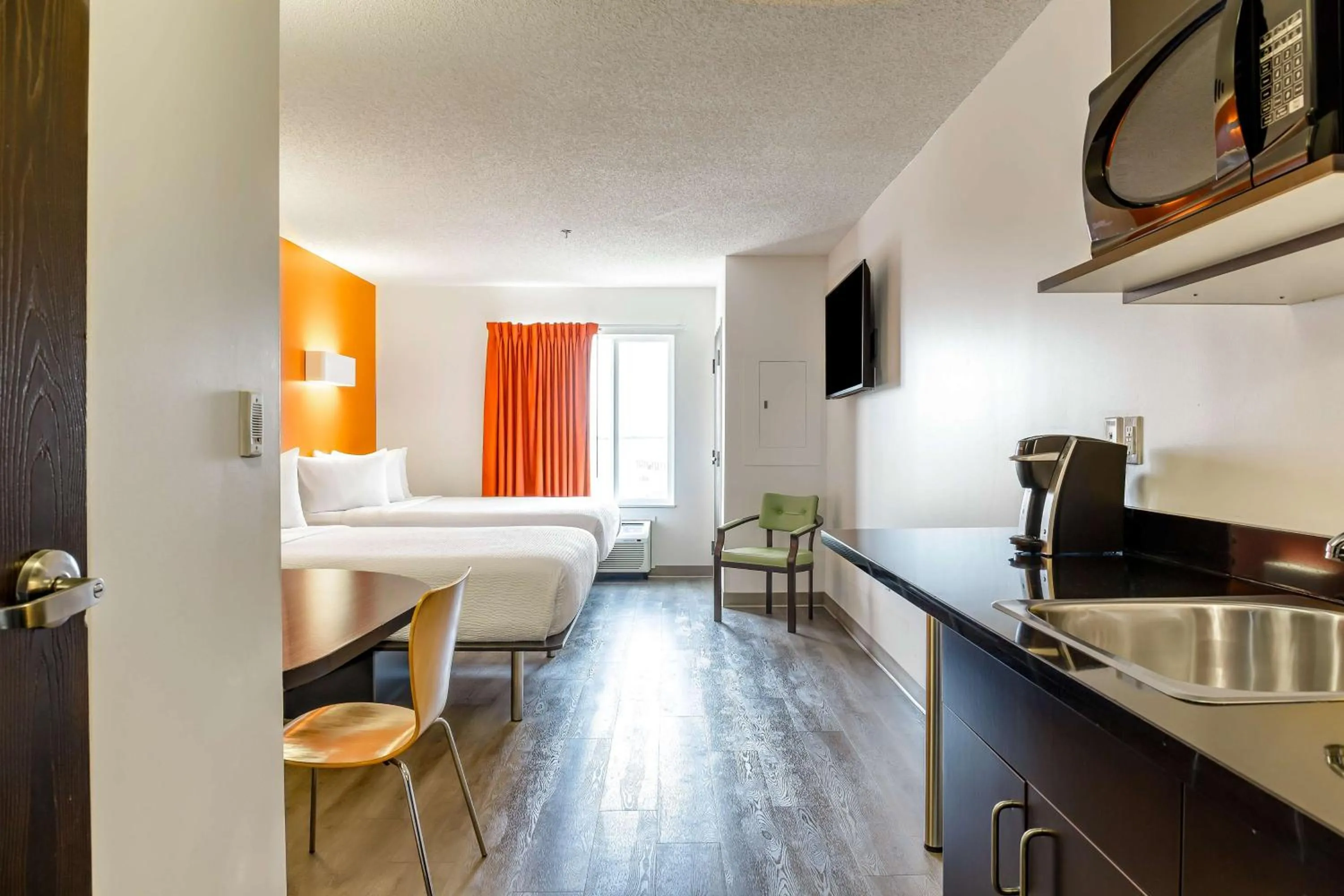 Deluxe Queen Room with Two Queen Beds - Non-Smoking in Motel 6-Headingley, MB - Winnipeg West