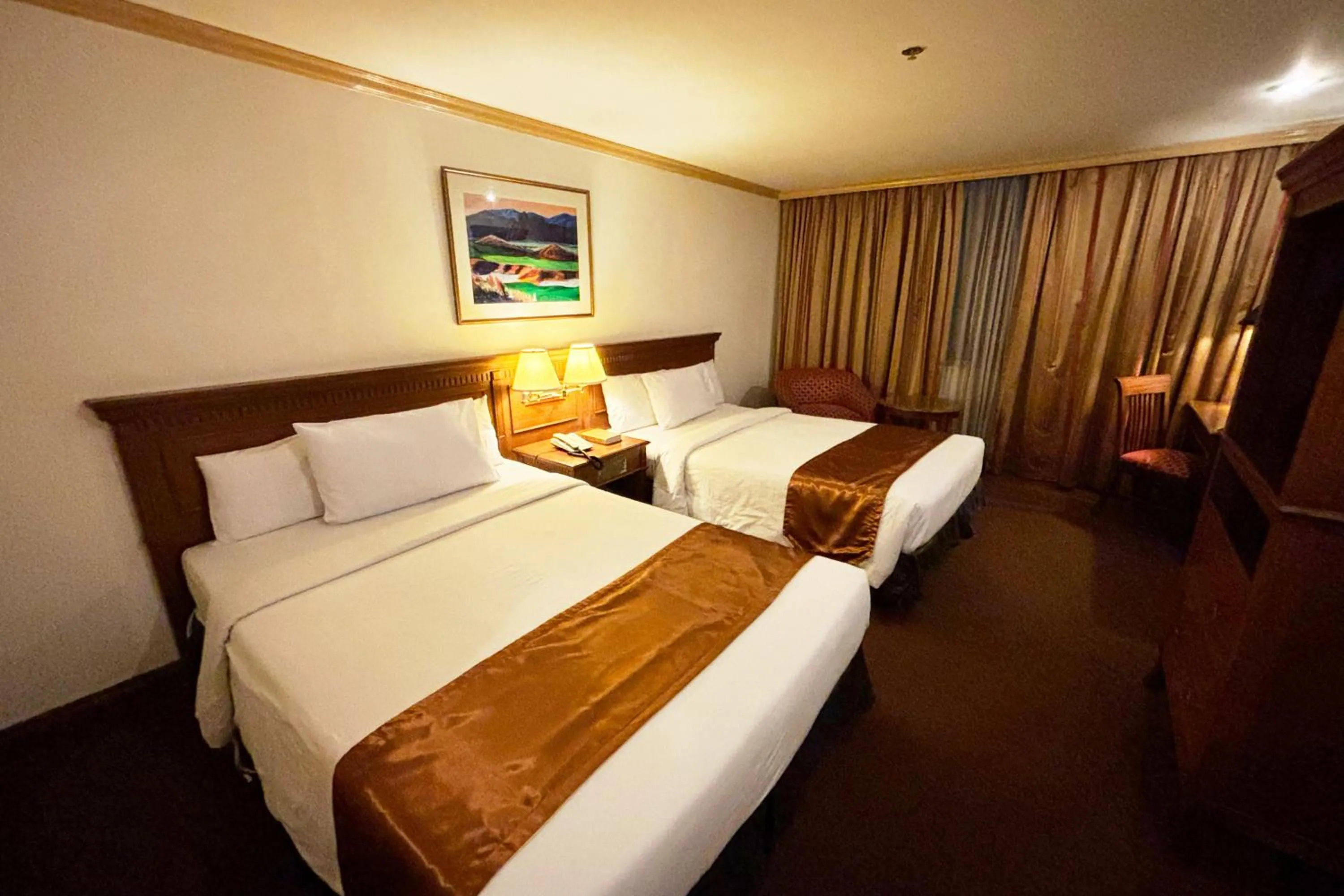 Deluxe Twin Room in Tiara Oriental Hotel Makati powered by Cocotel