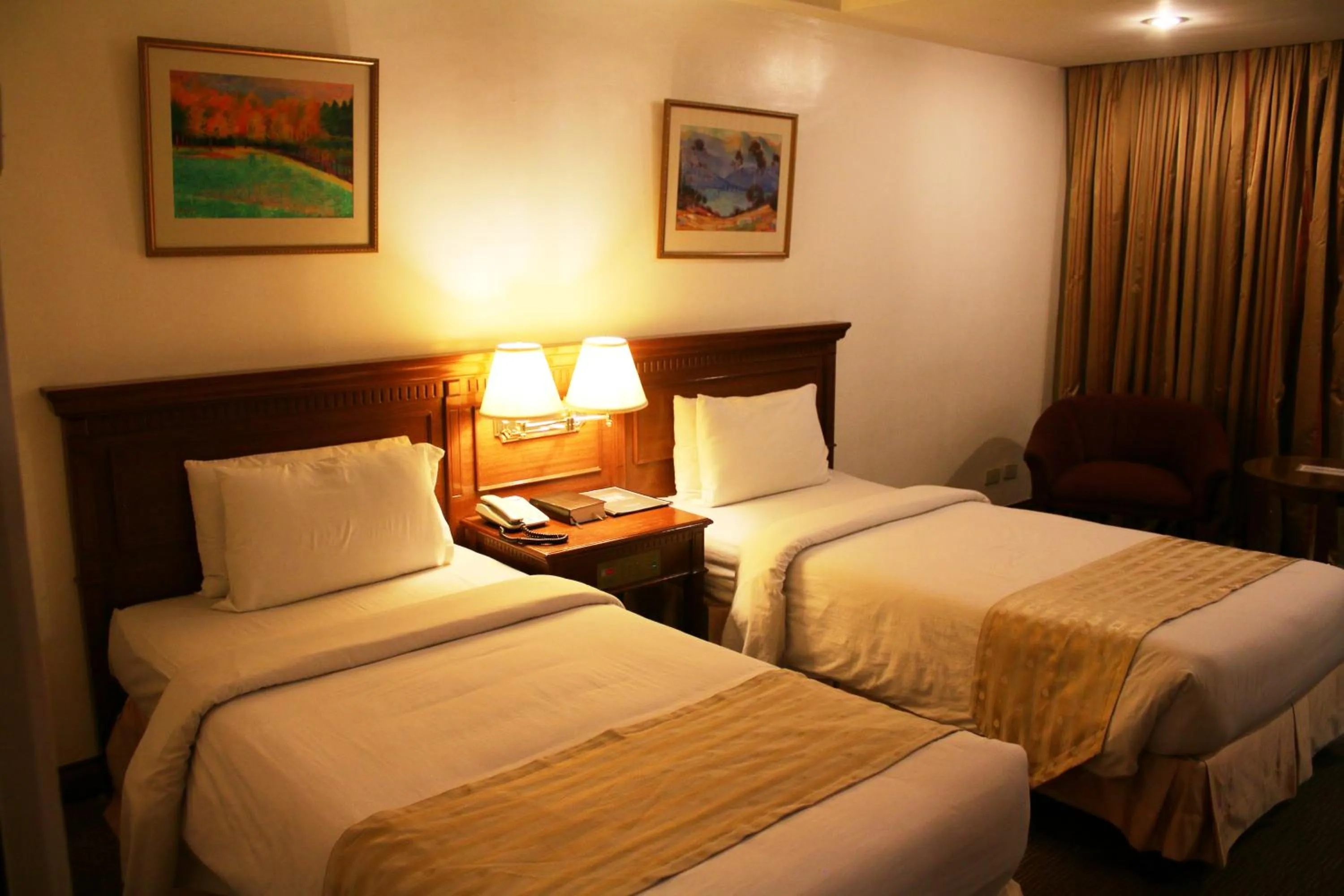Standard Twin Room in Tiara Oriental Hotel Makati powered by Cocotel