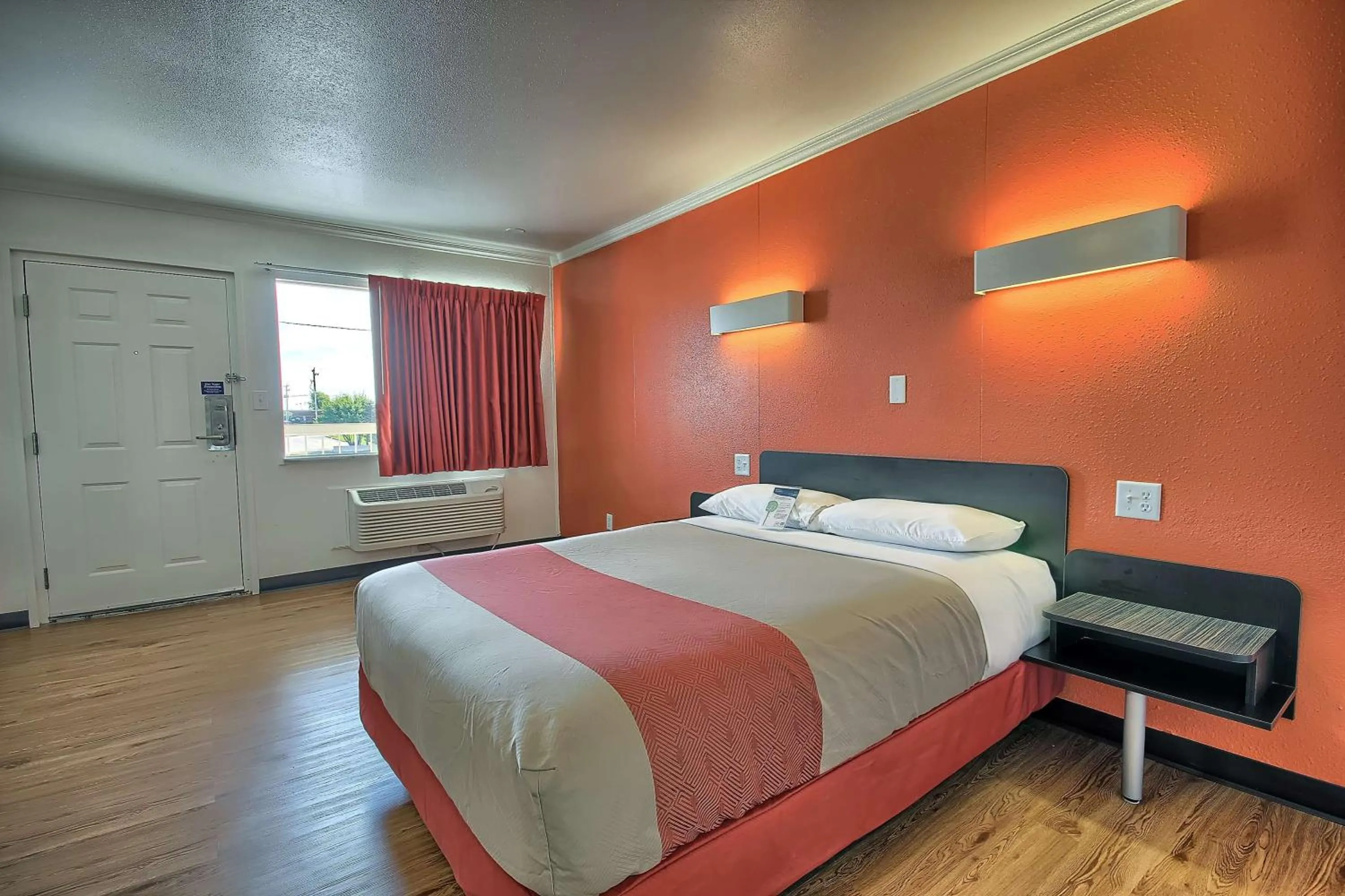 Queen Room - Non-Smoking in Motel 6-Lima, OH