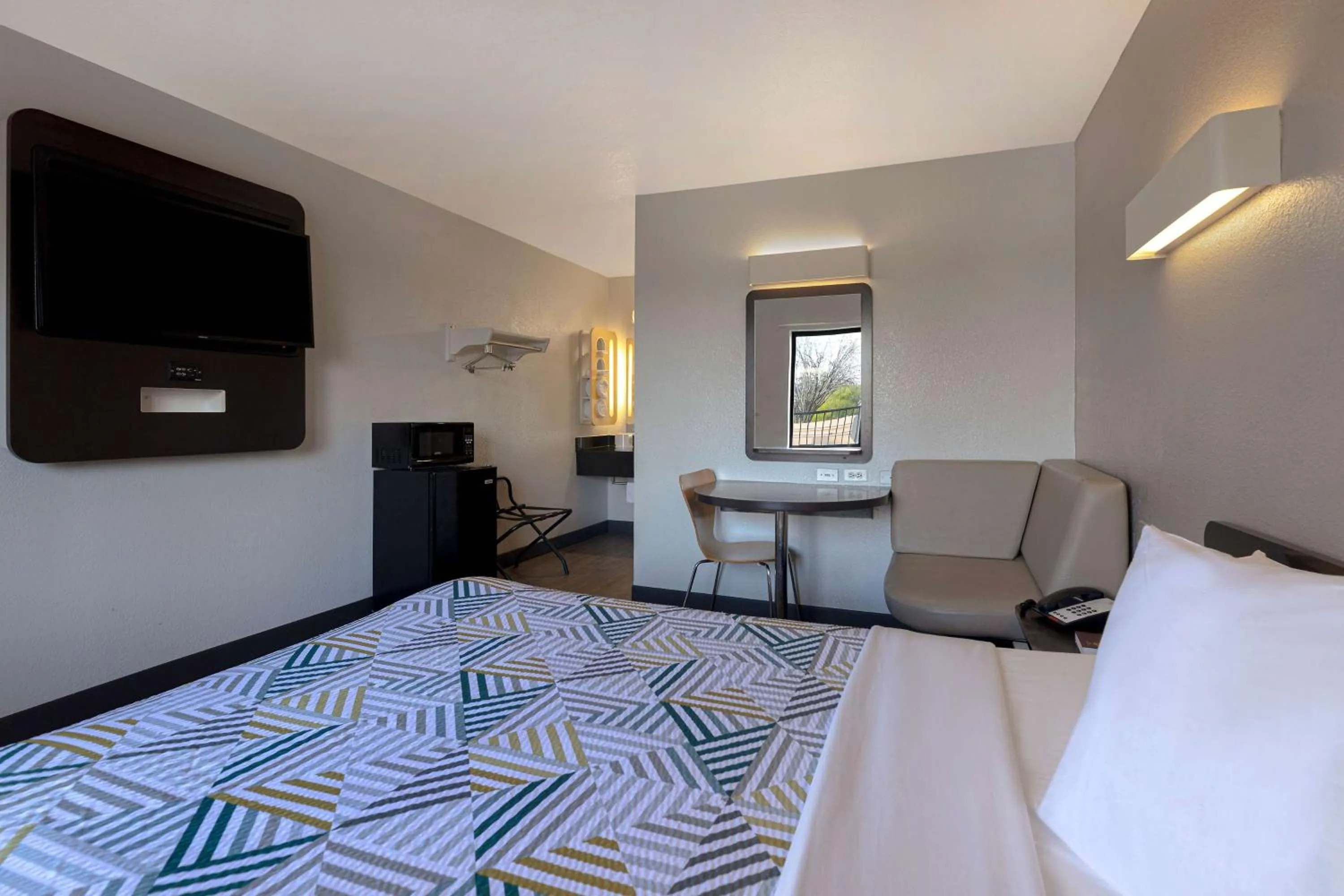 Queen Room in Motel 6-San Antonio, TX - West SeaWorld