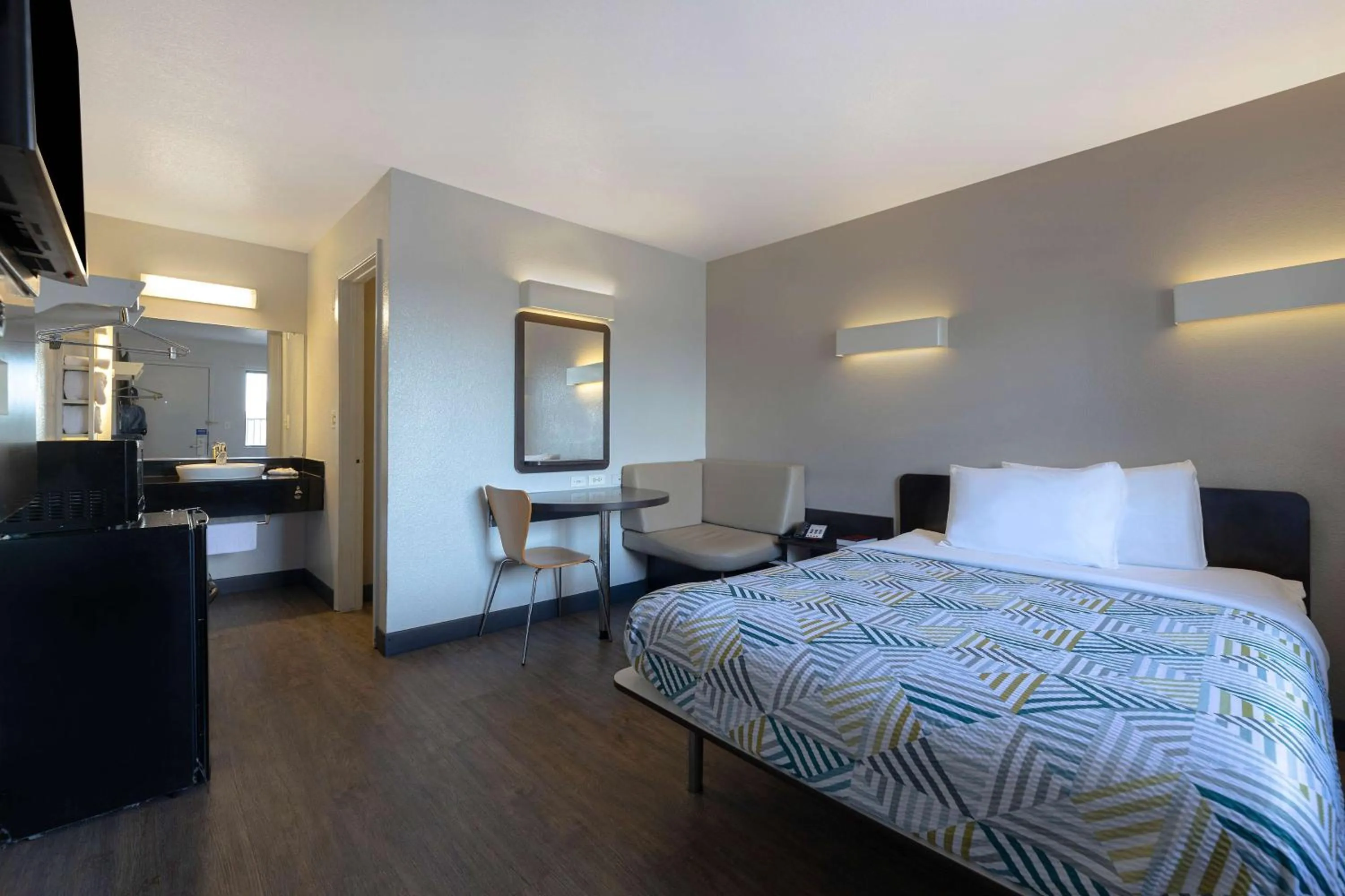 Deluxe Queen Room in Motel 6-San Antonio, TX - West SeaWorld