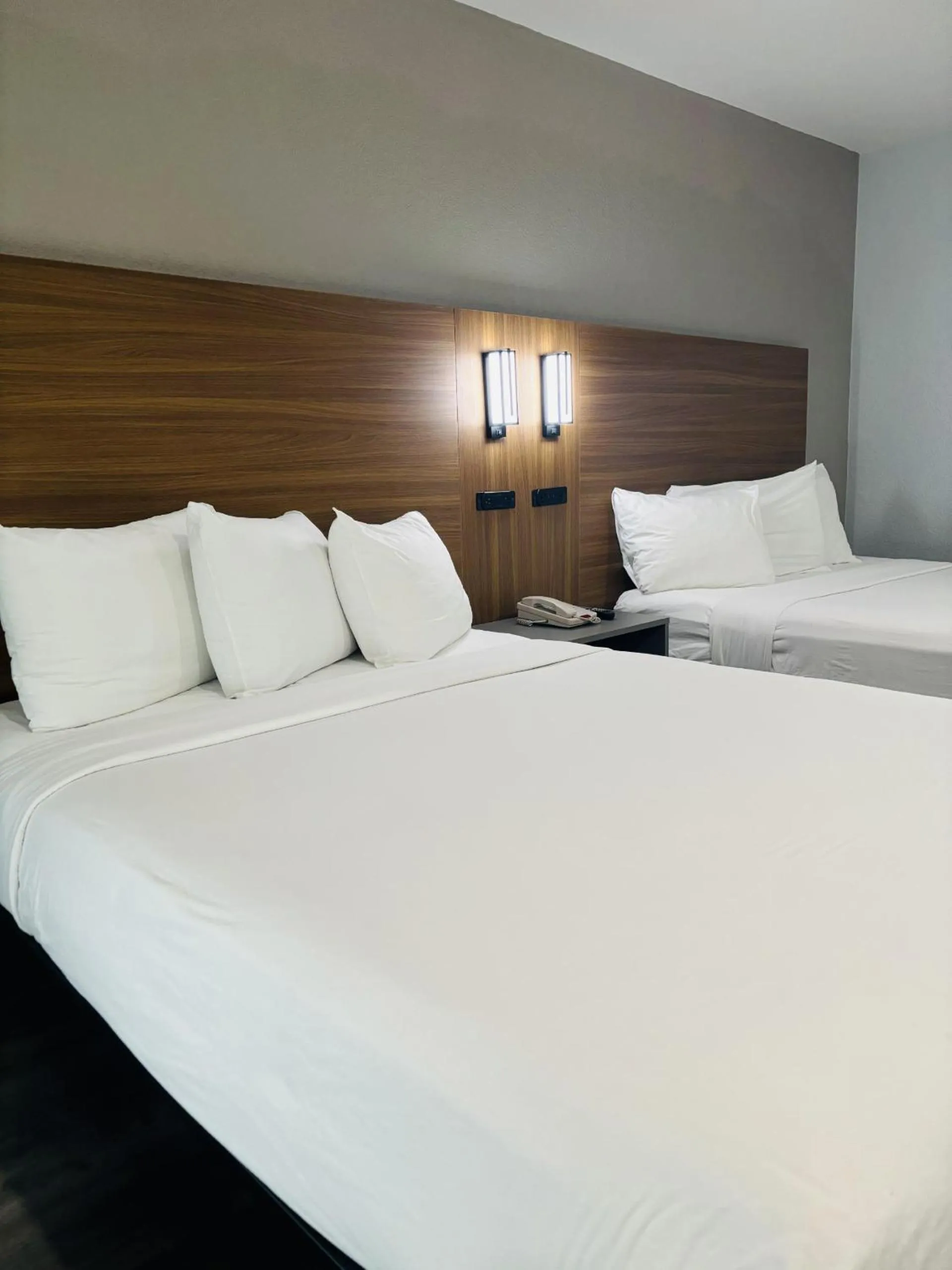 2 Queen Beds Non-Smoking in Motel 6-Santa Ana, CA