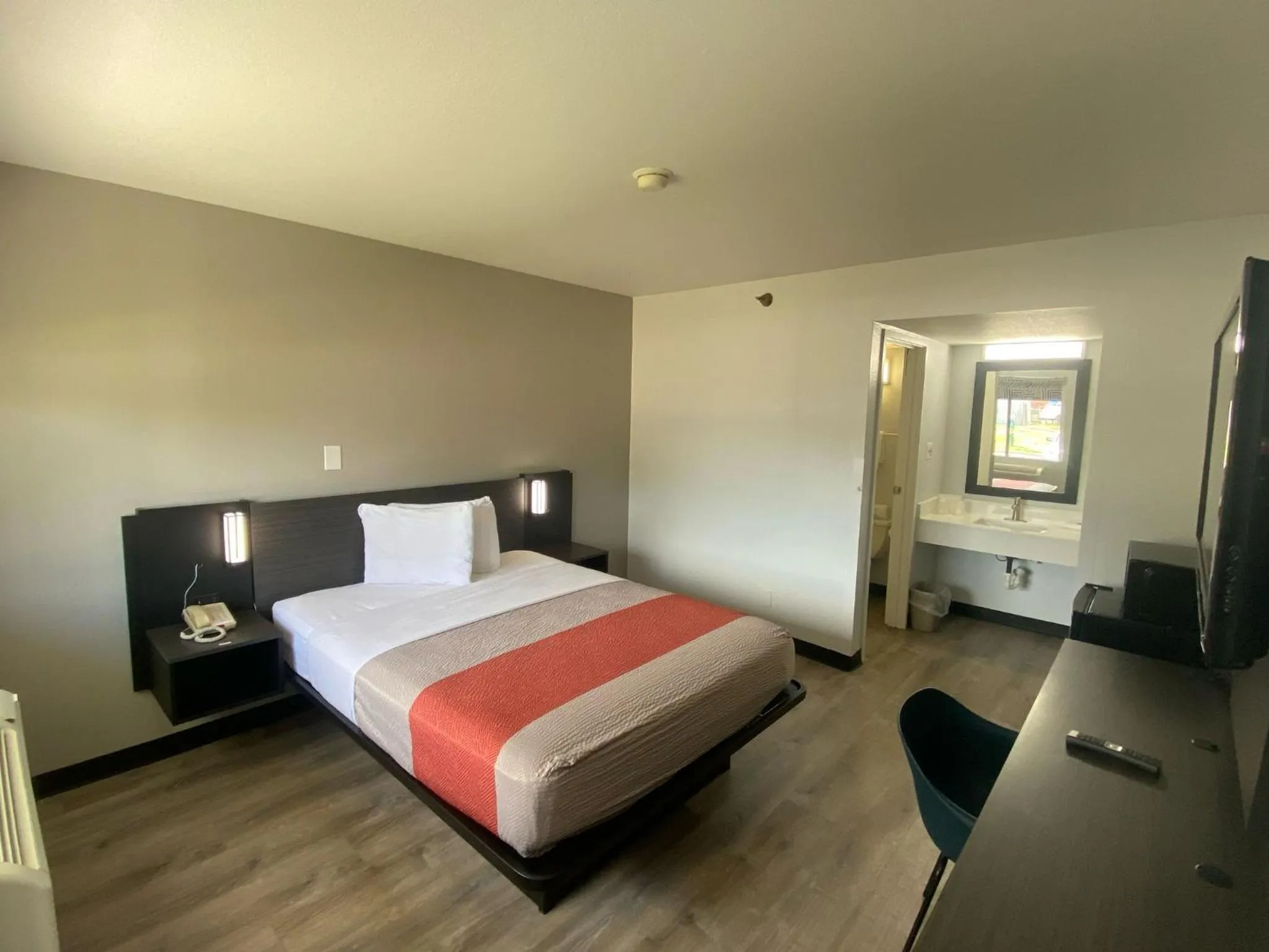 Queen Room in Motel 6-Windsor Locks, CT - Hartford