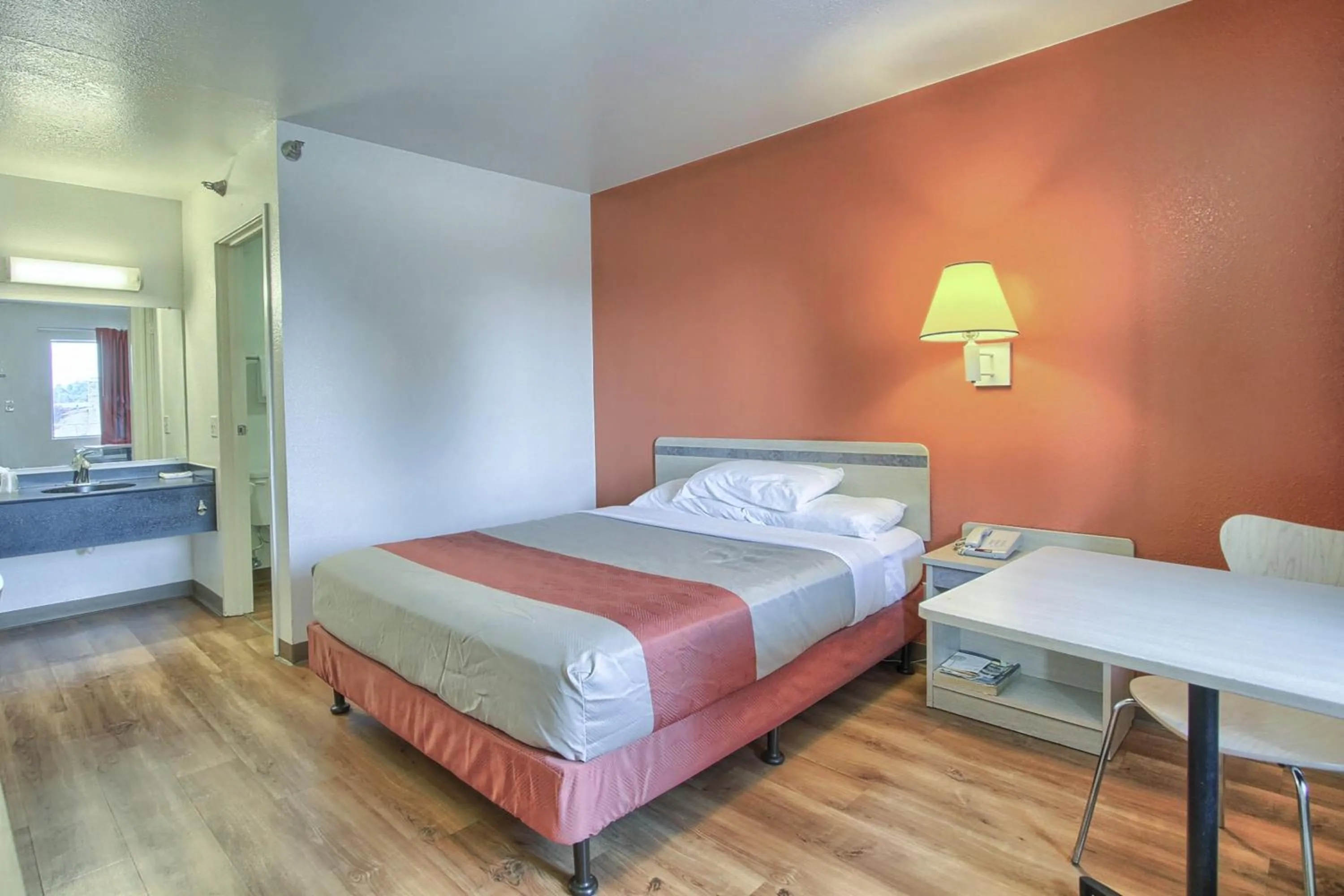 Deluxe Queen Room - single occupancy in Motel 6-New Cumberland, PA - Harrisburg - Hershey South