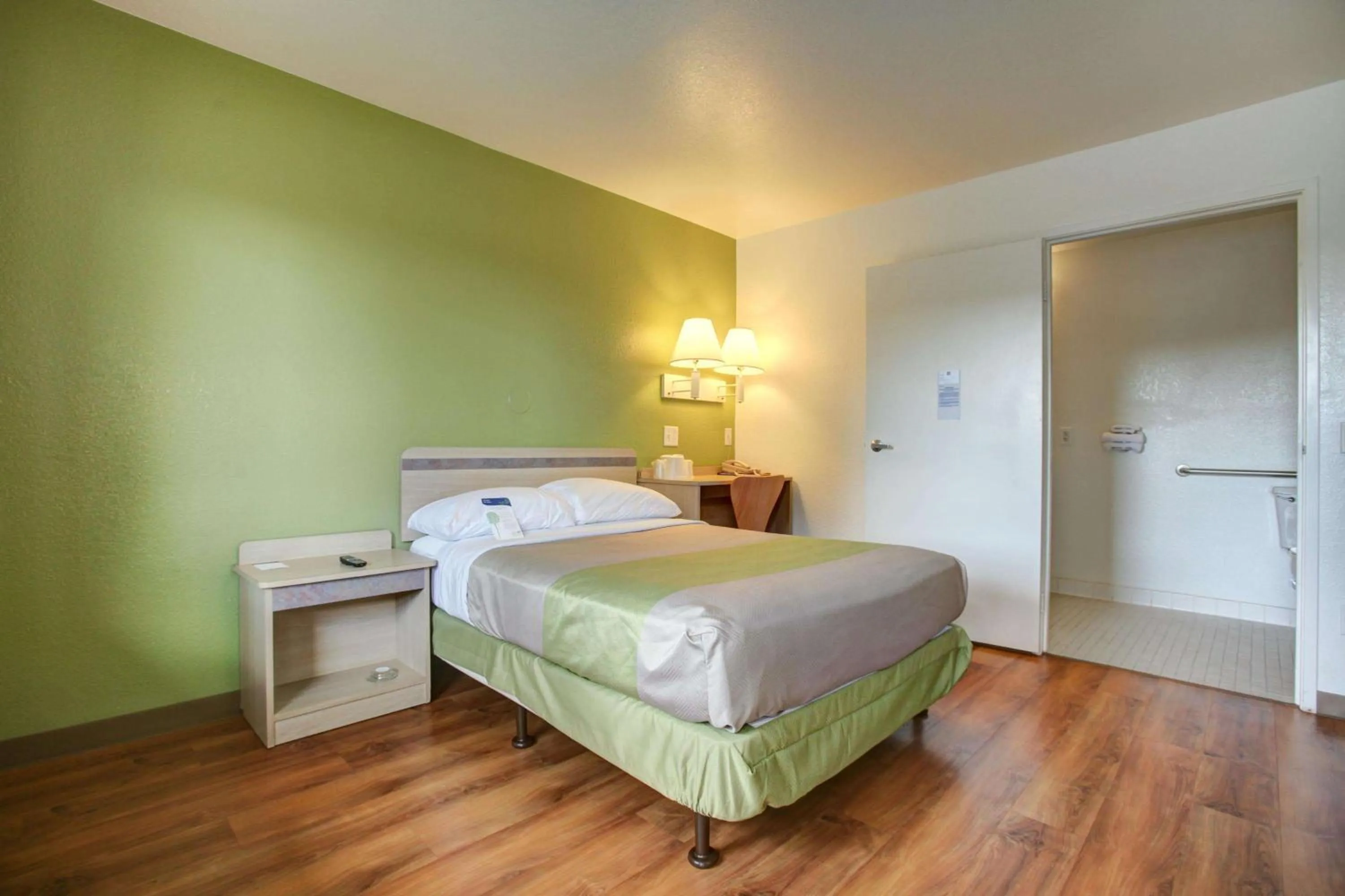 Deluxe Queen Suite in Motel 6-Elkton, MD