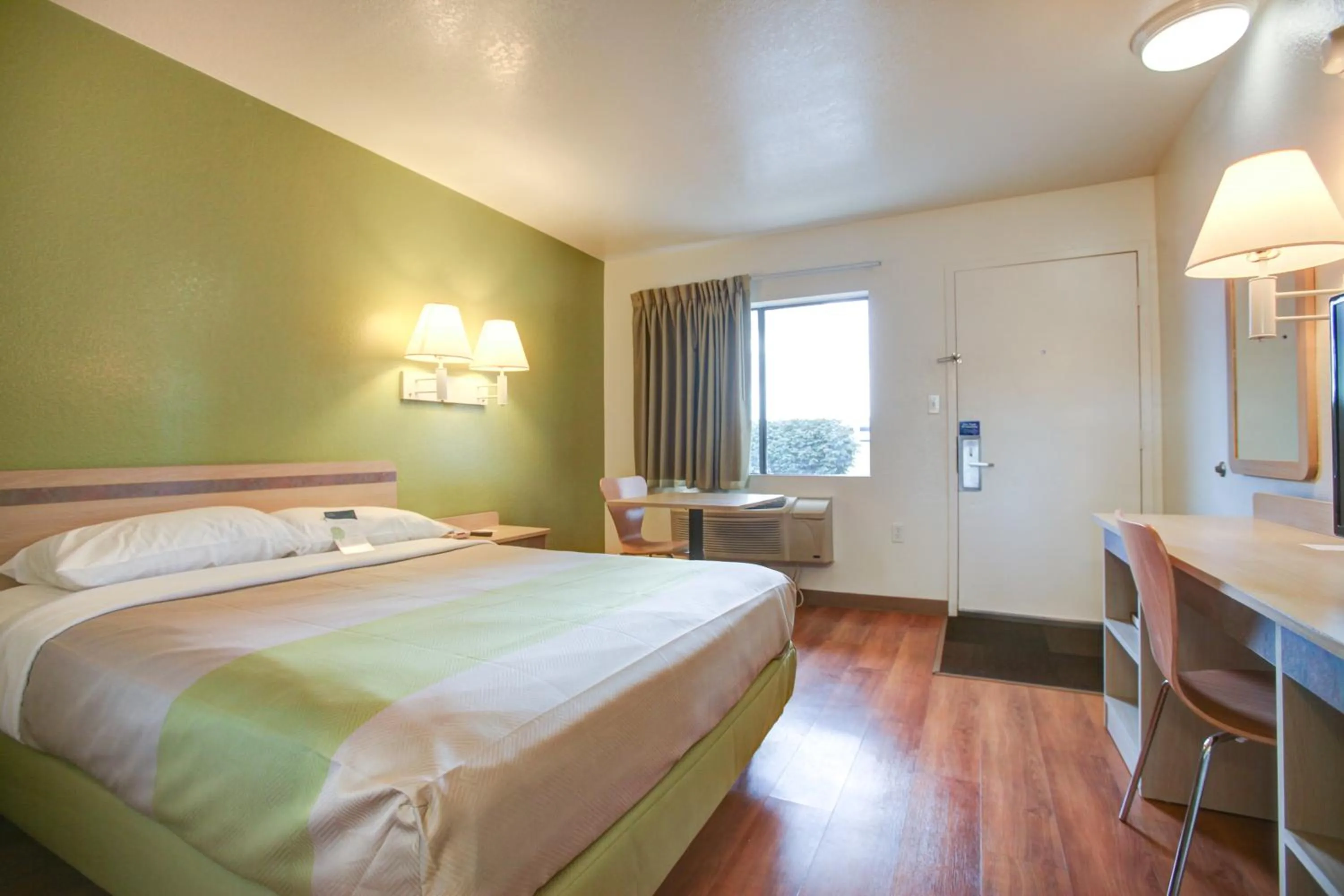 King Room - Non-Smoking in Motel 6-Elkton, MD