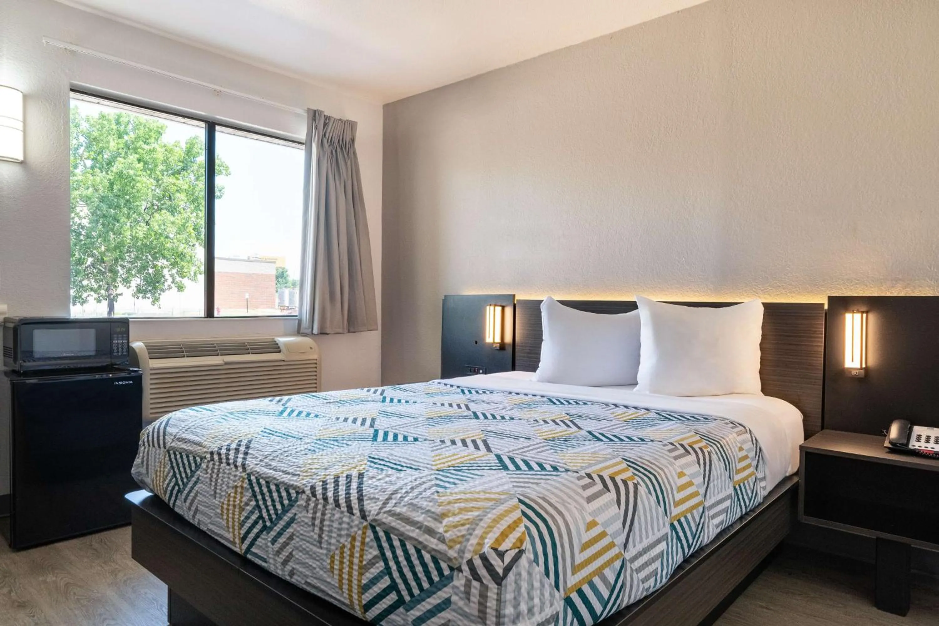 Deluxe Queen Suite in Motel 6-Rolling Meadows, IL - Chicago Northwest