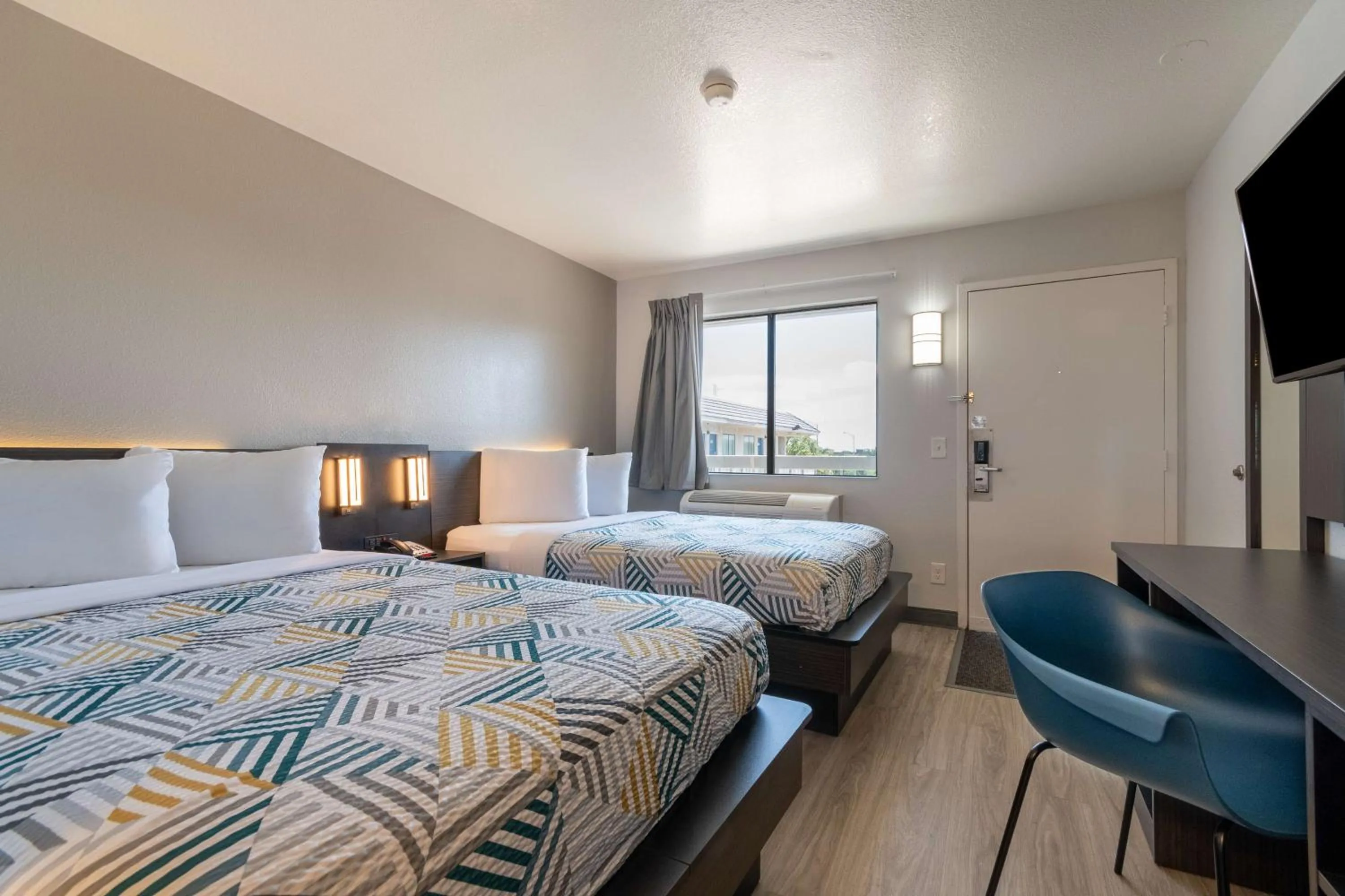 Deluxe Quadruple Room in Motel 6-Rolling Meadows, IL - Chicago Northwest