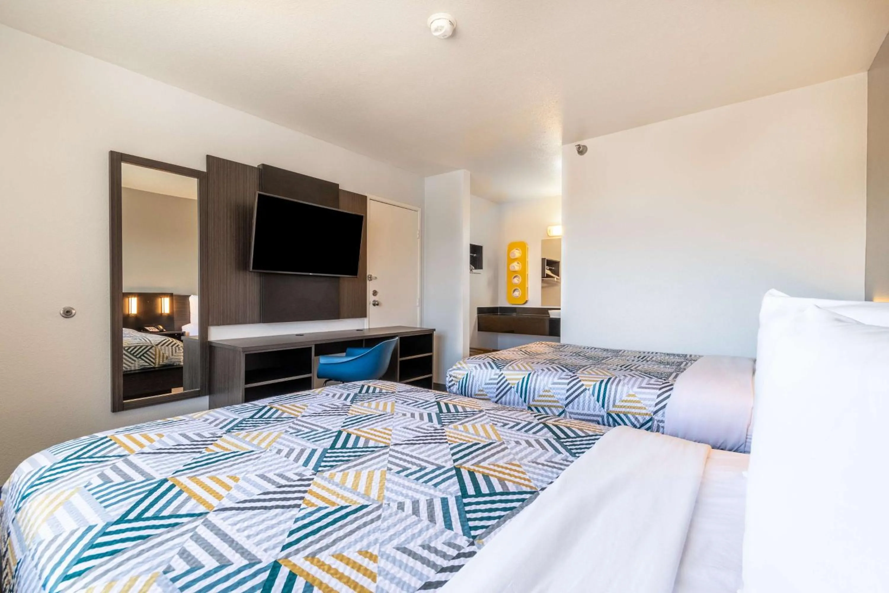 Quadruple Room in Motel 6-Rolling Meadows, IL - Chicago Northwest