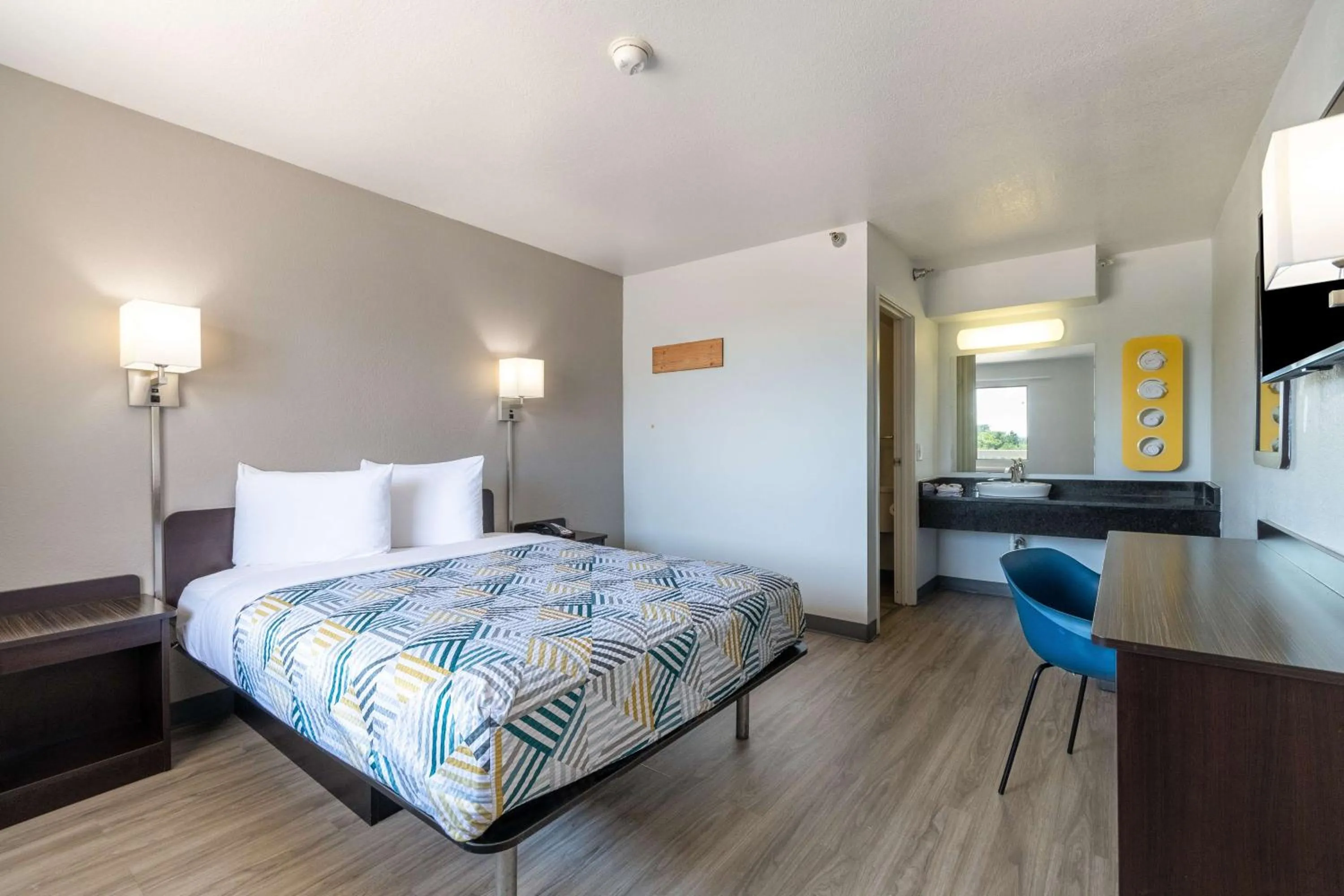 Deluxe Queen Room in Motel 6-Rolling Meadows, IL - Chicago Northwest