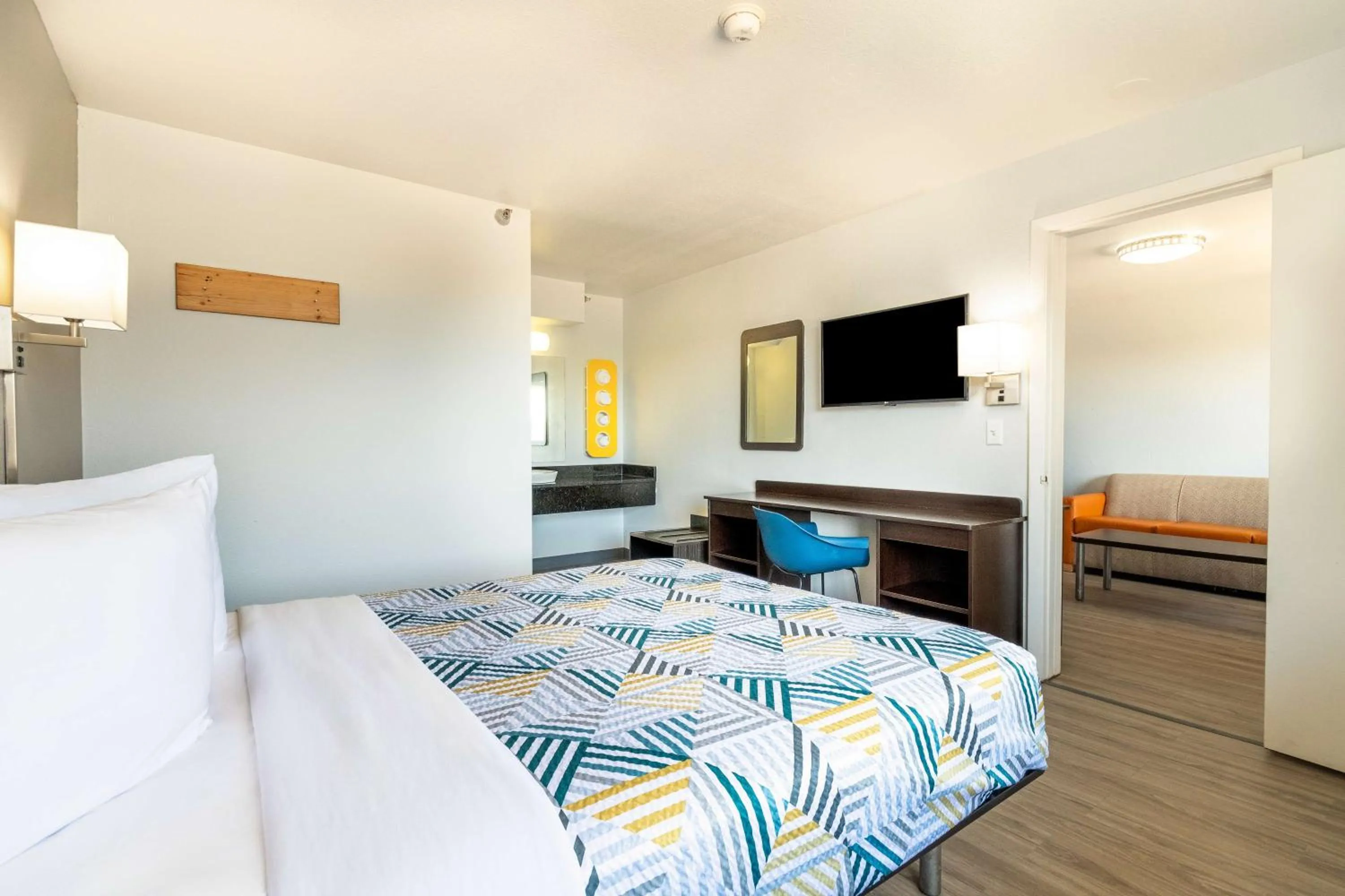 Queen Room in Motel 6-Rolling Meadows, IL - Chicago Northwest