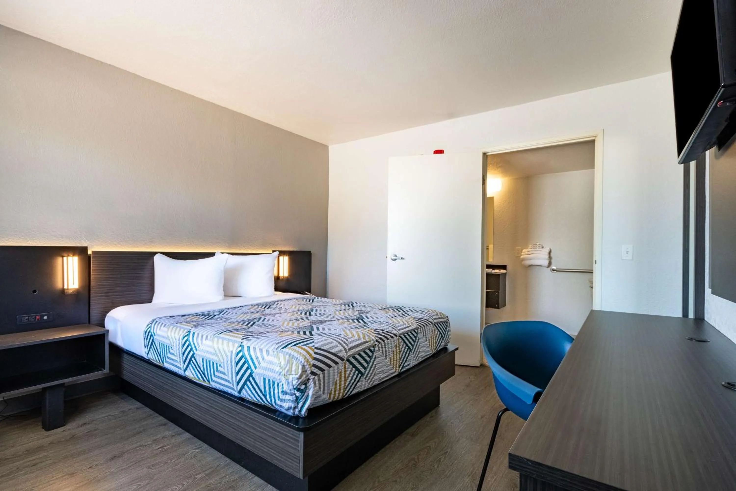 Double Room - Disability Access - Non-Smoking in Motel 6-Rolling Meadows, IL - Chicago Northwest