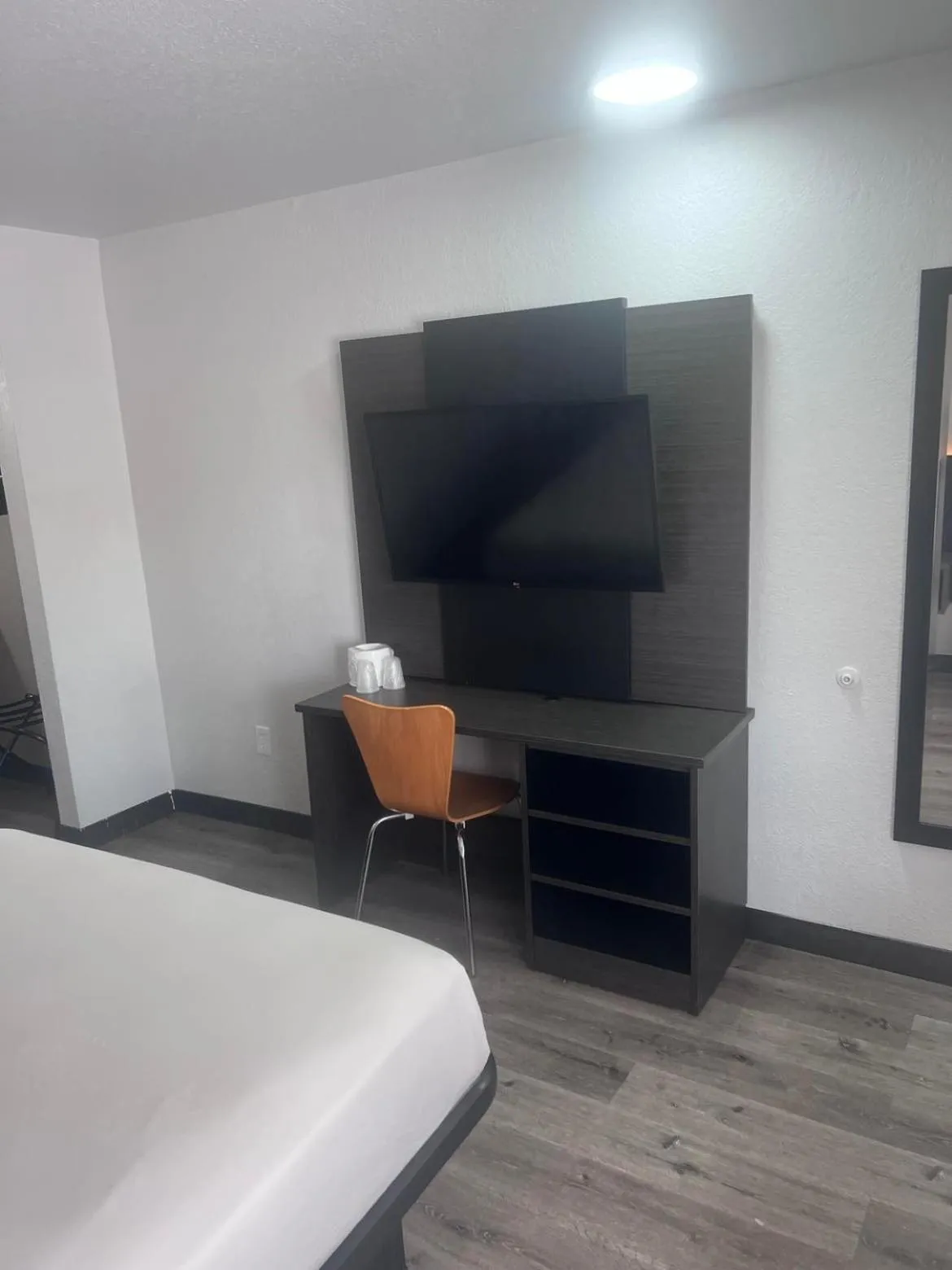 Deluxe Queen Room in Motel 6-Orlando, FL - Winter Park