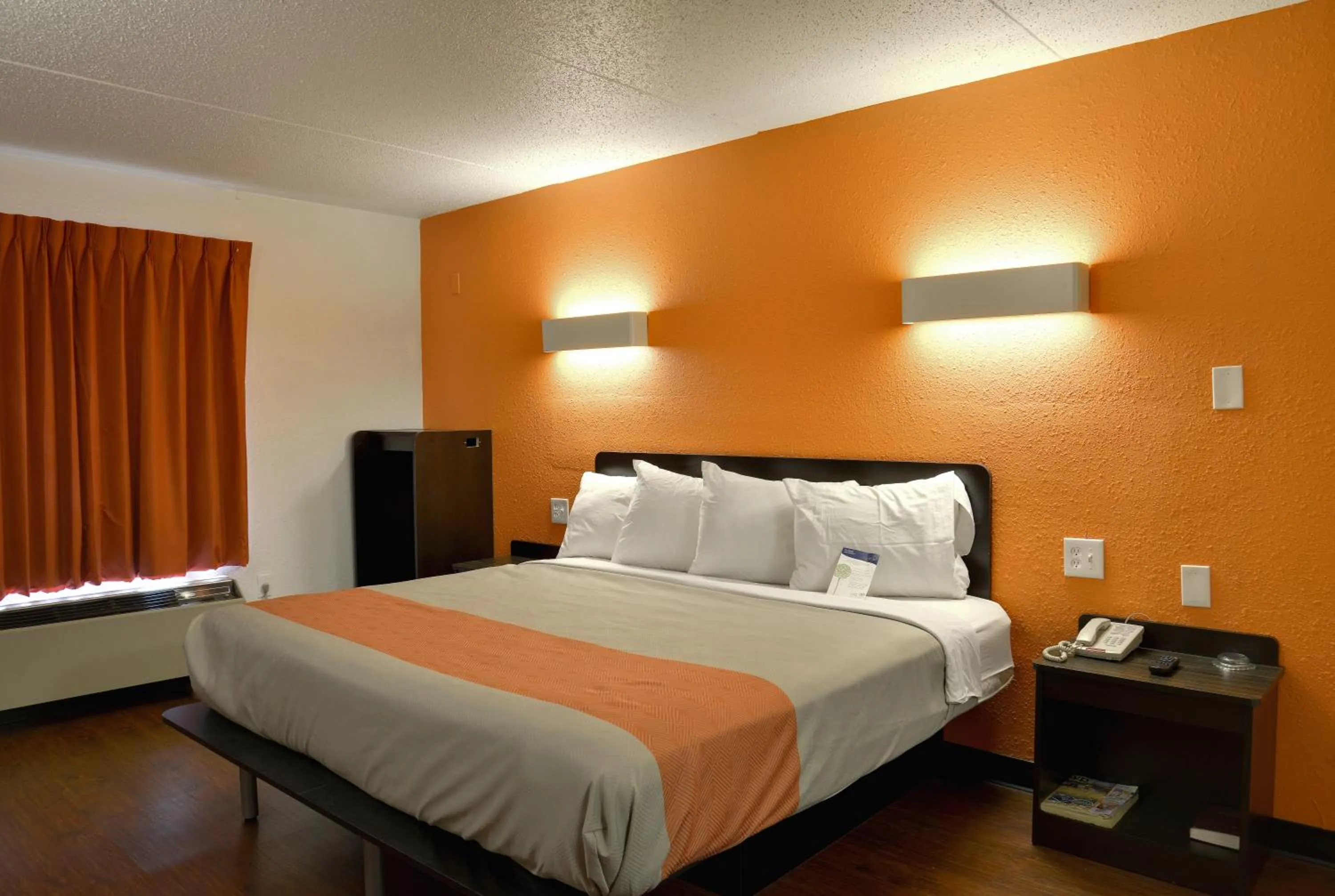 King Room with Roll-in Shower - Disability Access - Non-Smoking in Motel 6-Toledo, OH