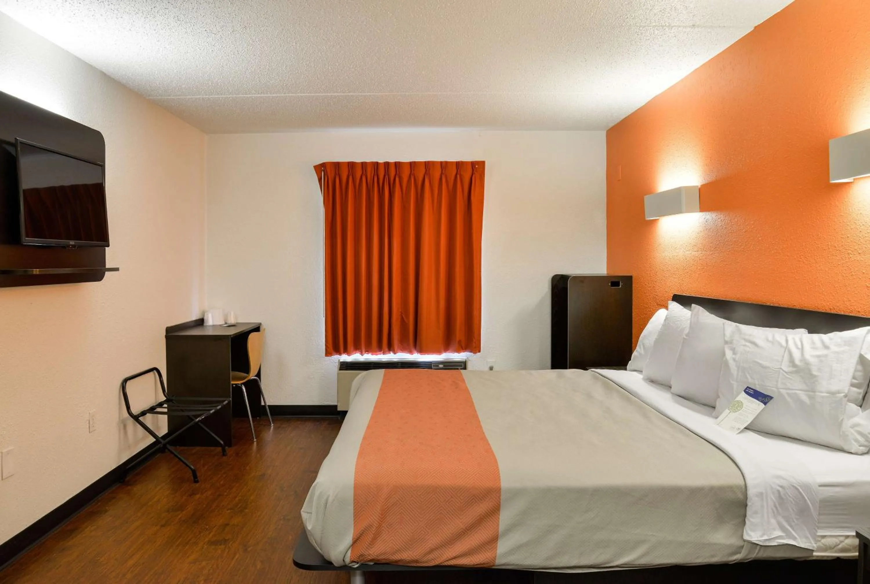 Deluxe King Room - Non-Smoking in Motel 6-Toledo, OH