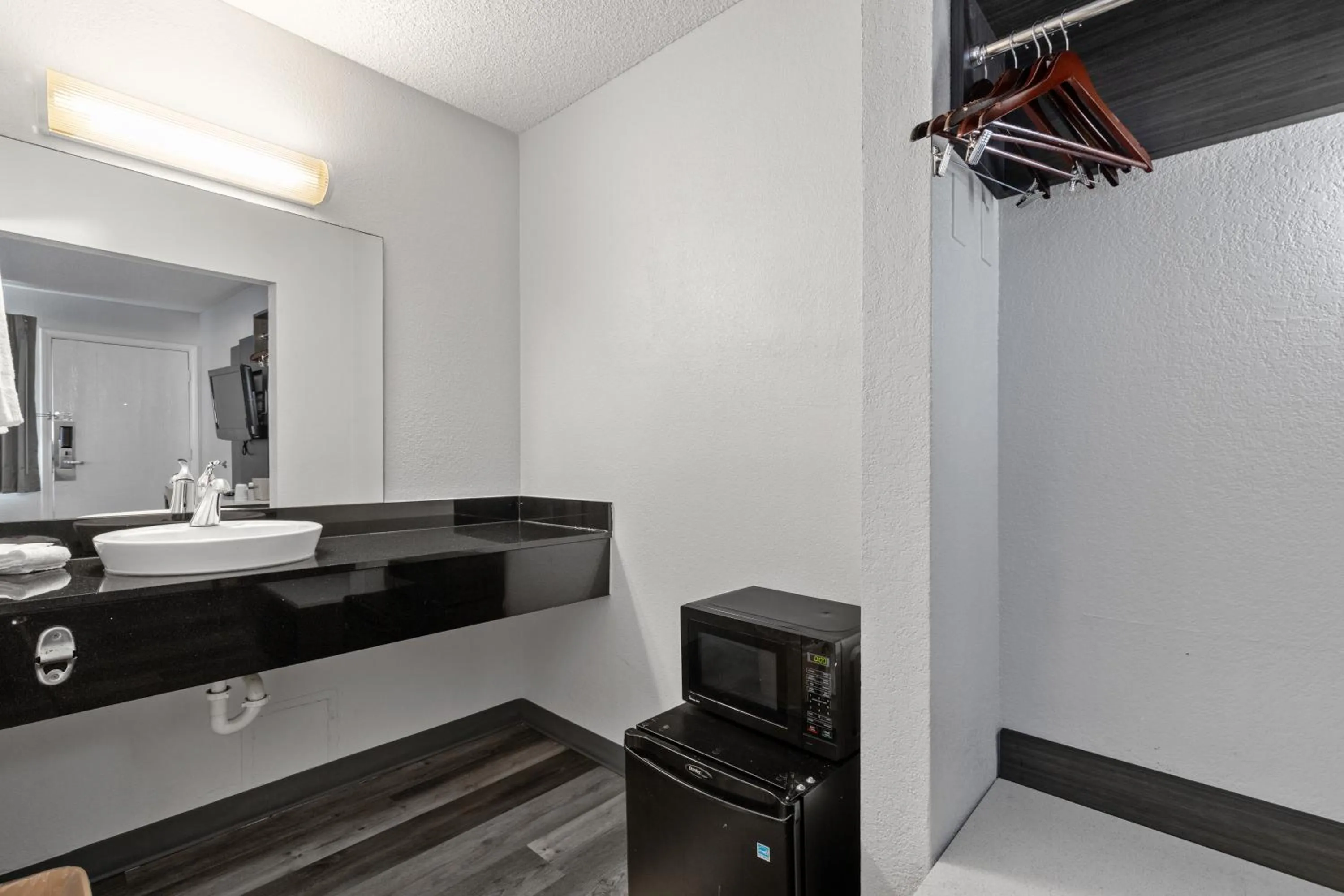 Deluxe Queen Room - single occupancy in Motel 6-San Diego, CA - North
