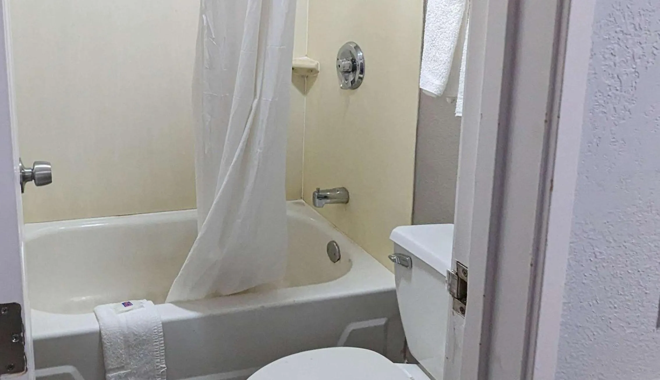 Deluxe Queen Room - Non-Smoking in Motel 6-Nashua, NH