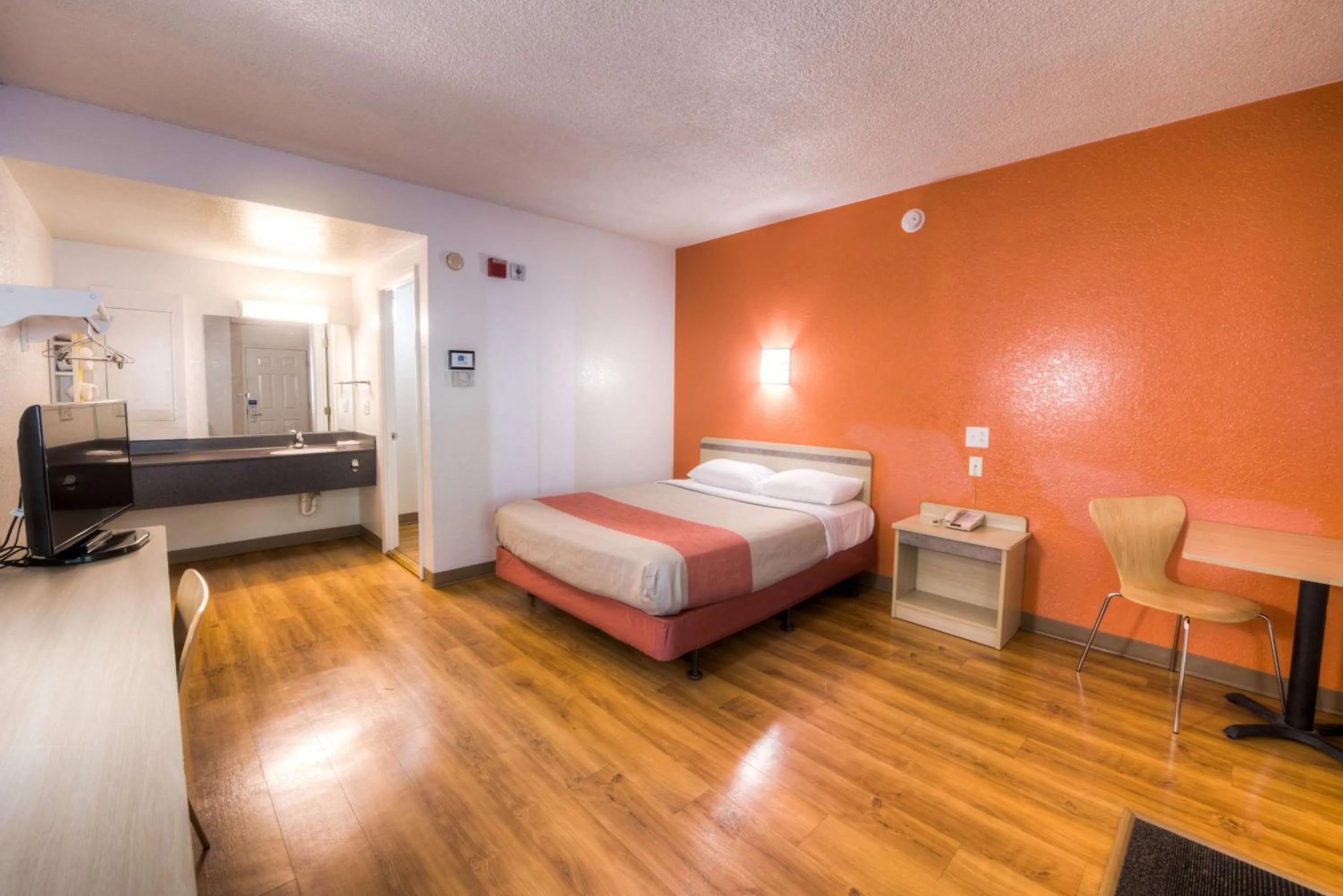 Deluxe Queen Room in Motel 6-Niantic, CT - New London