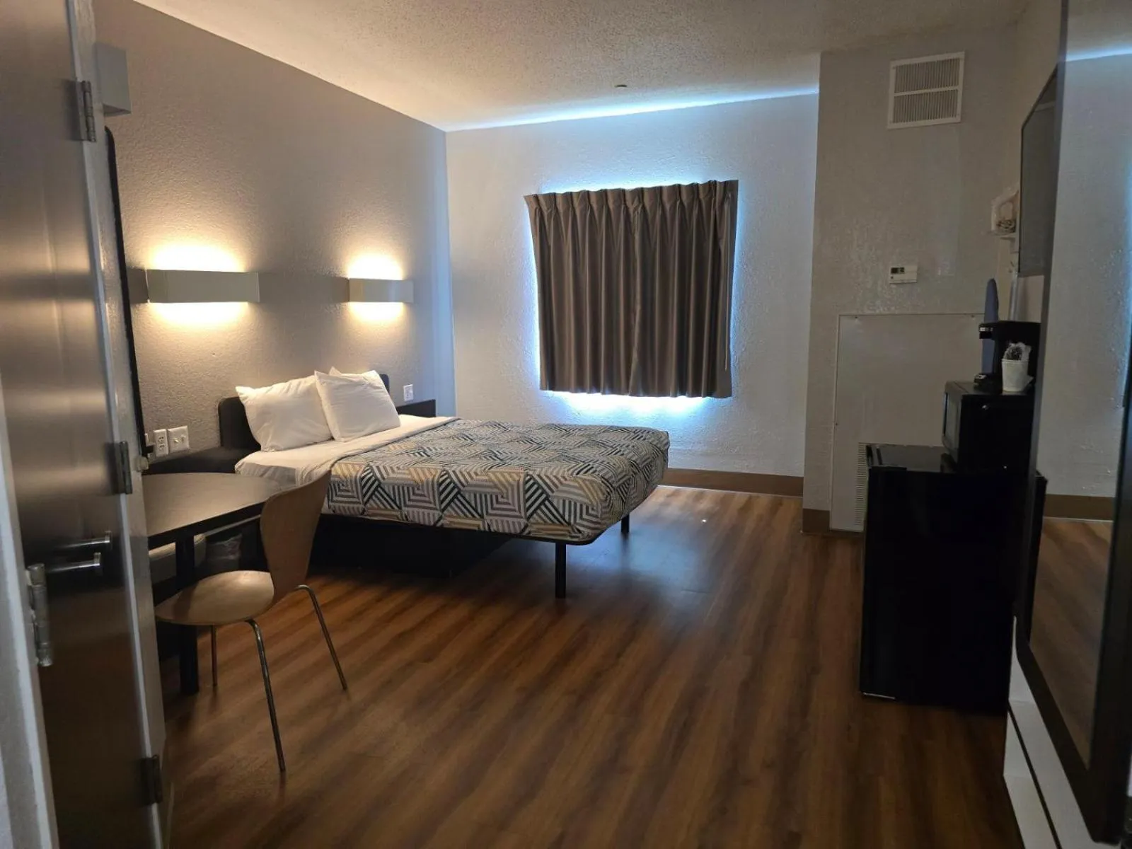 Deluxe Queen Room in Motel 6-Biloxi, MS - Beach