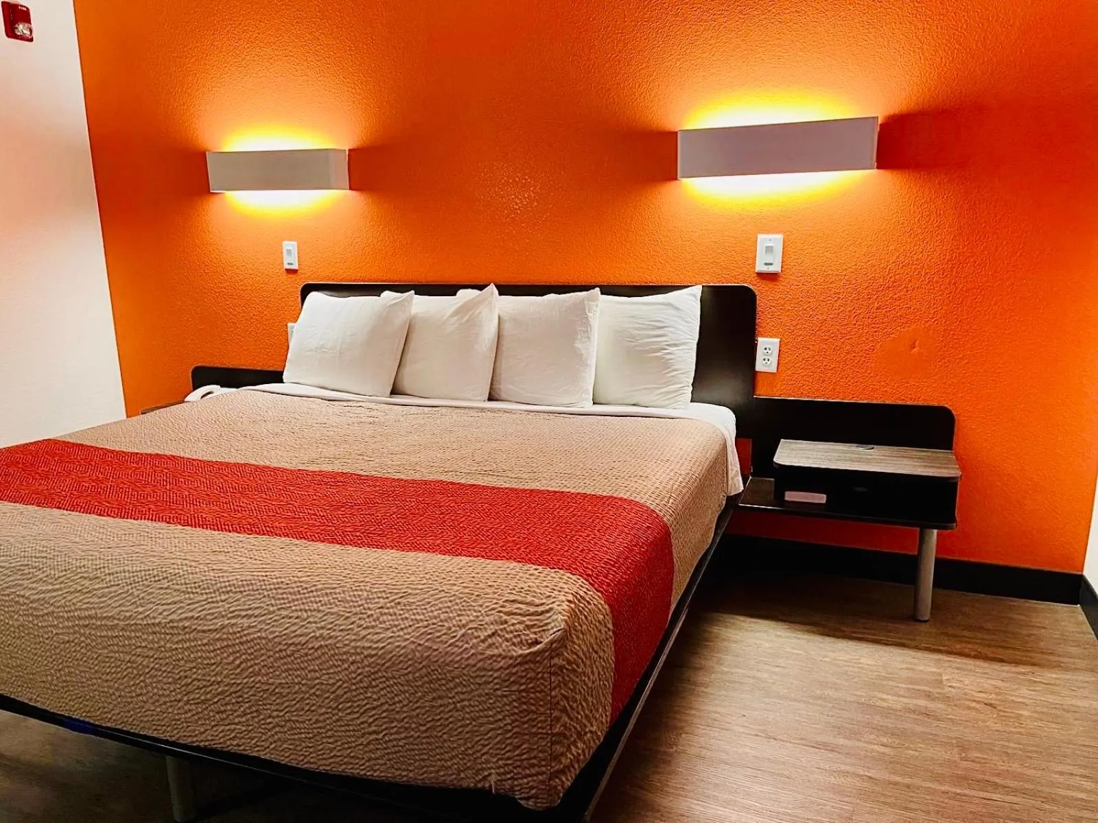 Deluxe Queen Room - single occupancy in Motel 6-Springfield, IL I-55 I-72