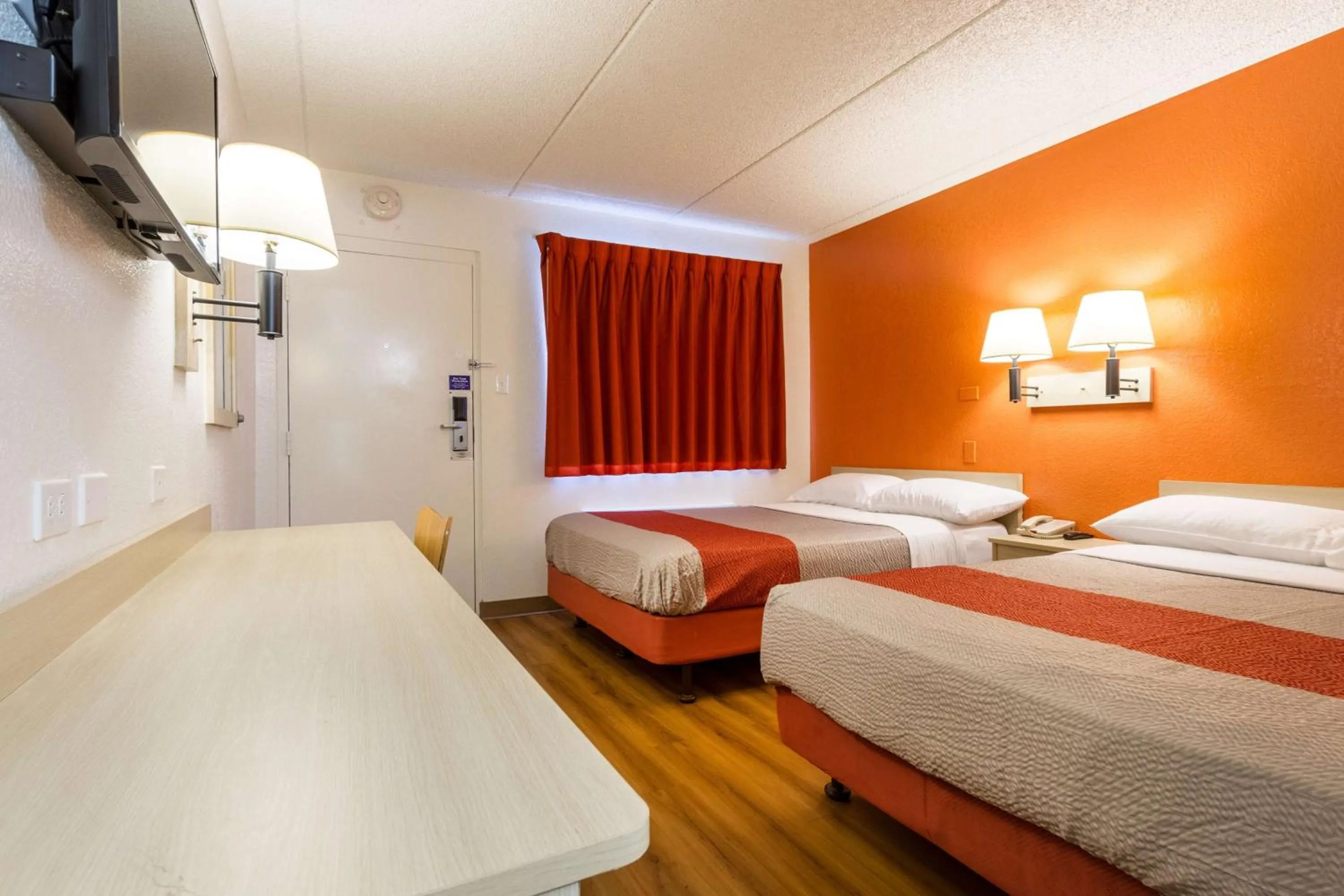 Deluxe Quadruple Room in Motel 6 Tempe, AZ Phoenix Airport Priest Dr