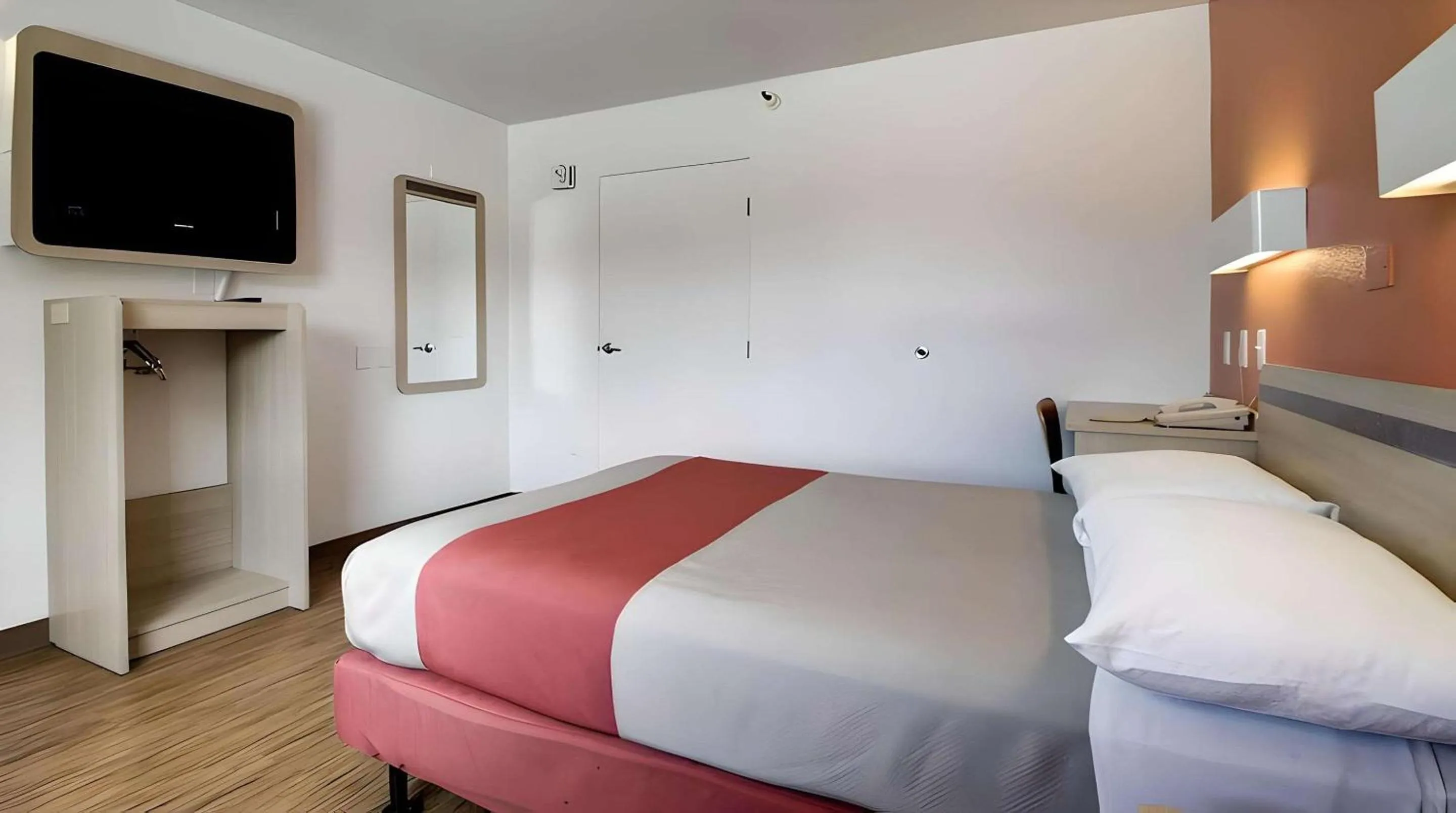 Queen Room - Disability Access/Non Smoking in Super 8 by Wyndham Woods Cross - Salt Lake City North
