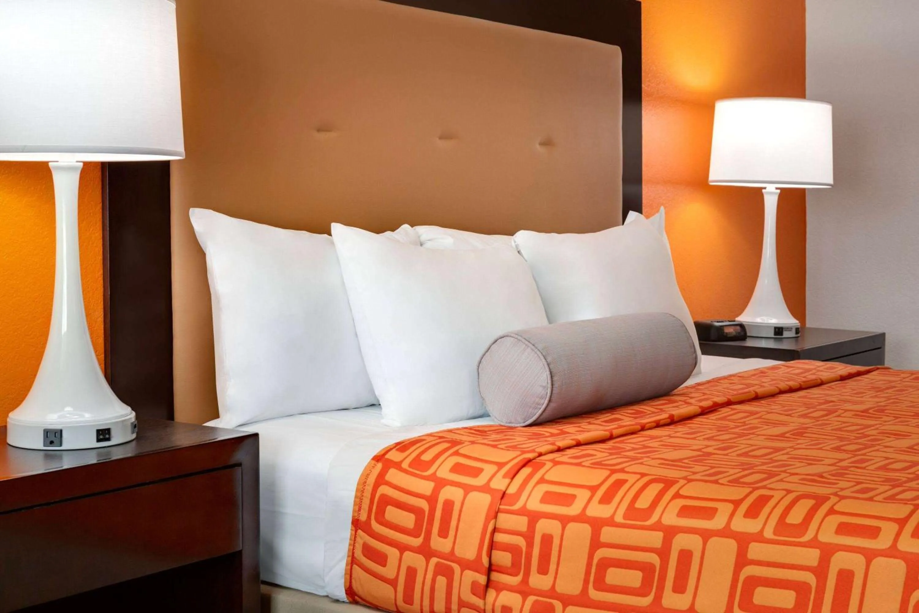 King Room - Mobility Access/Non-Smoking in Howard Johnson by Wyndham Harrisonburg