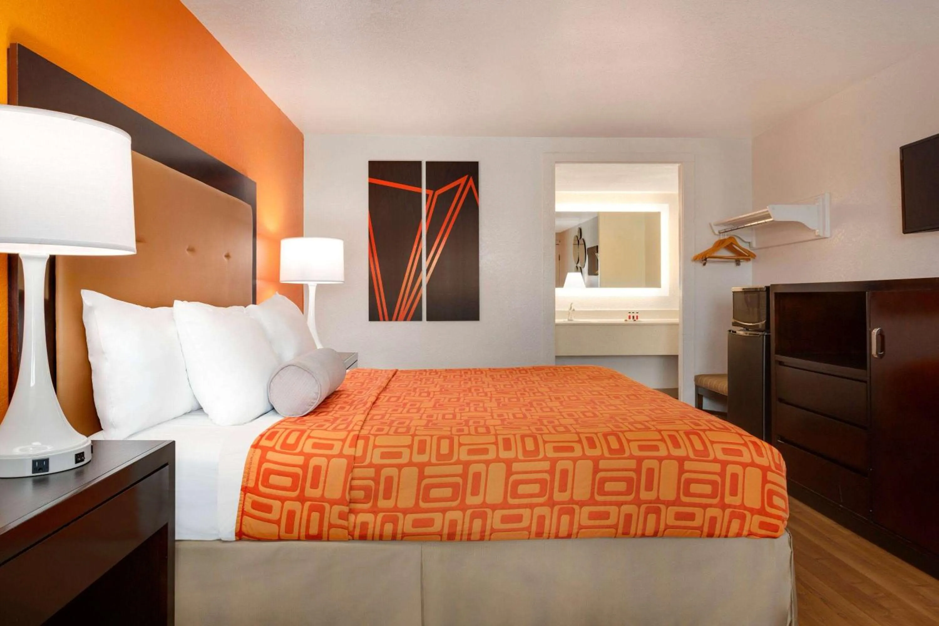 King Room - Smoking  in Howard Johnson by Wyndham Harrisonburg