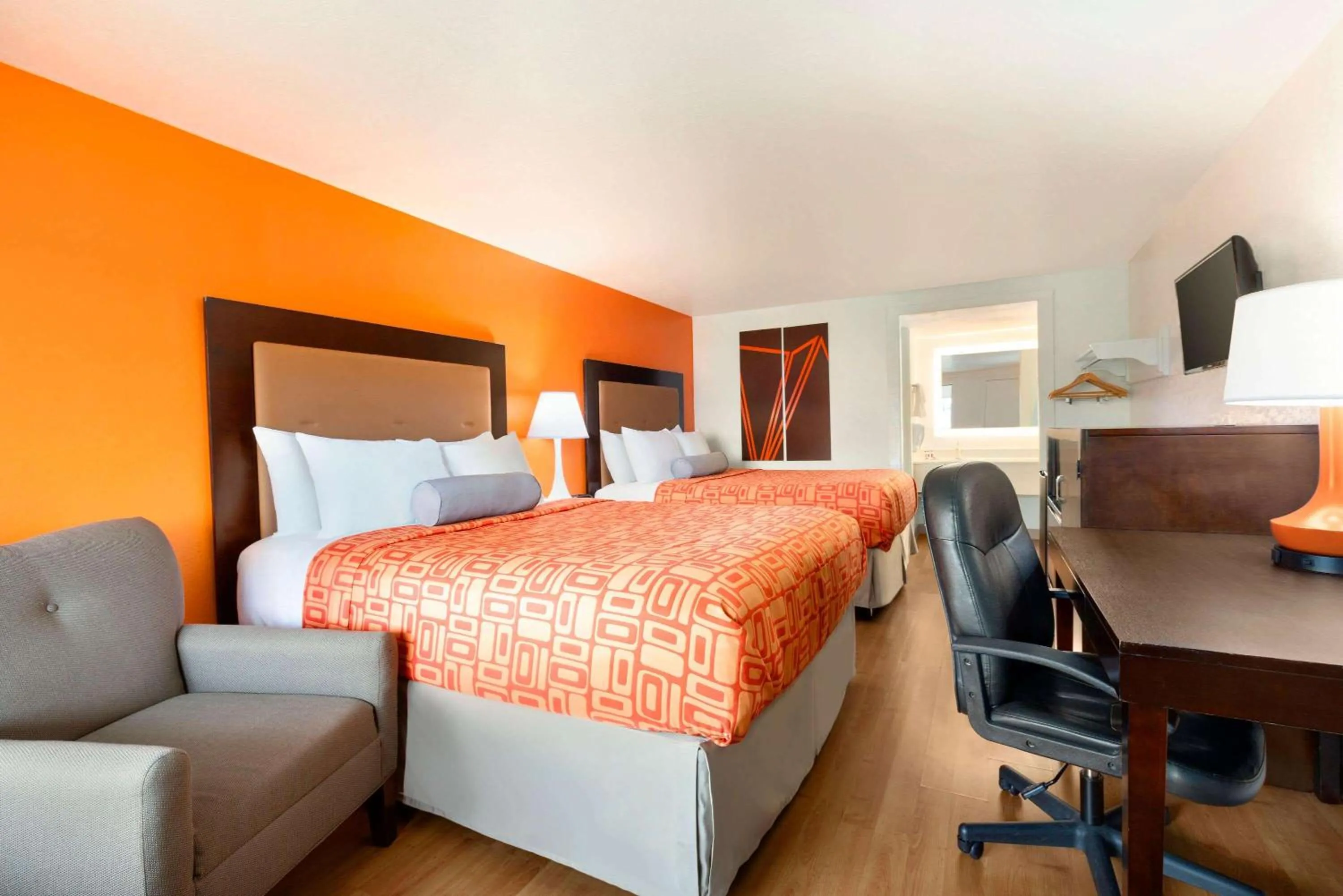 Queen Room with Two Queen Beds - Non-Smoking in Howard Johnson by Wyndham Harrisonburg