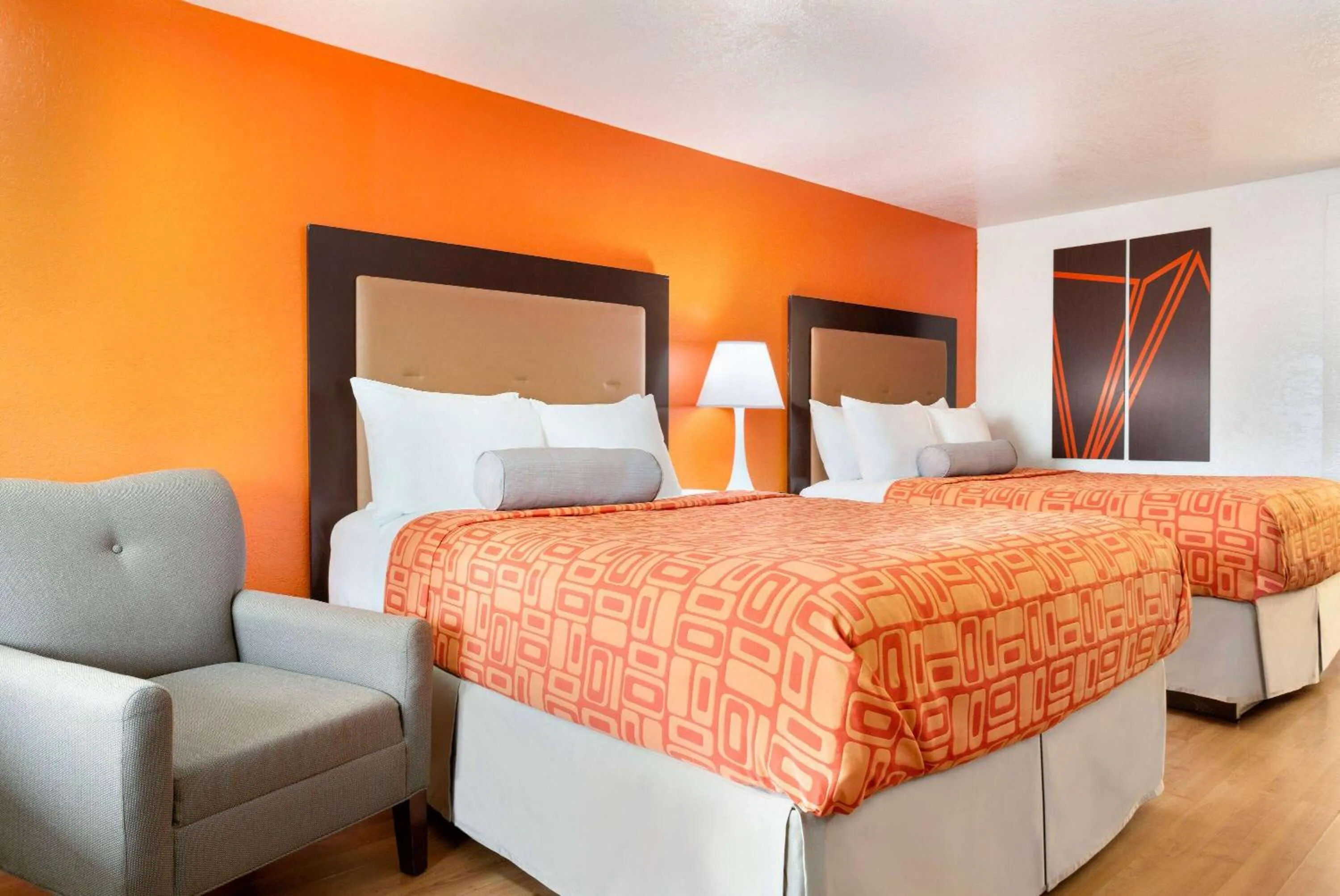 Queen Room - Mobility Access/Non-Smoking in Howard Johnson by Wyndham Harrisonburg