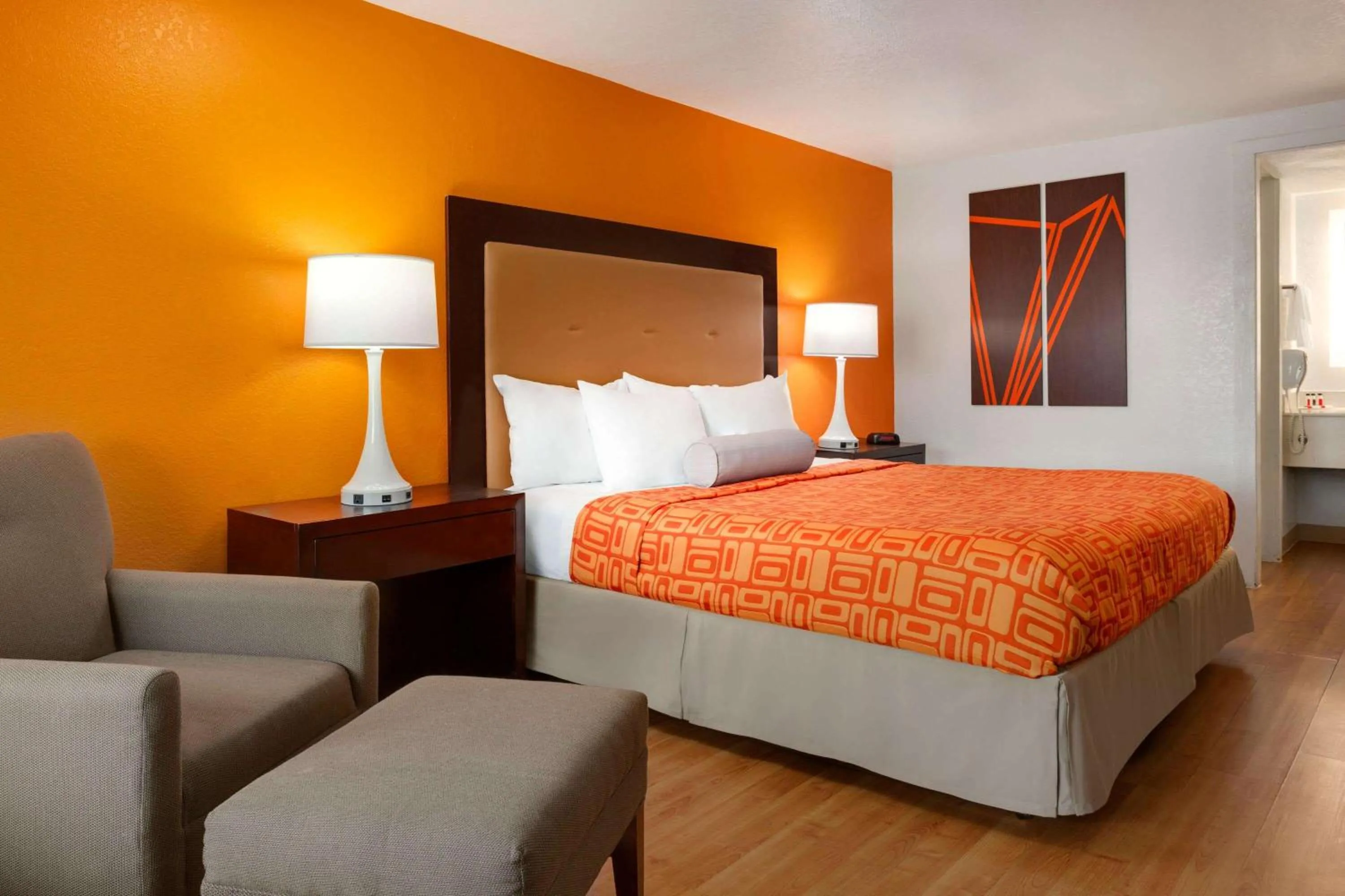 King Room - Non-Smoking in Howard Johnson by Wyndham Harrisonburg