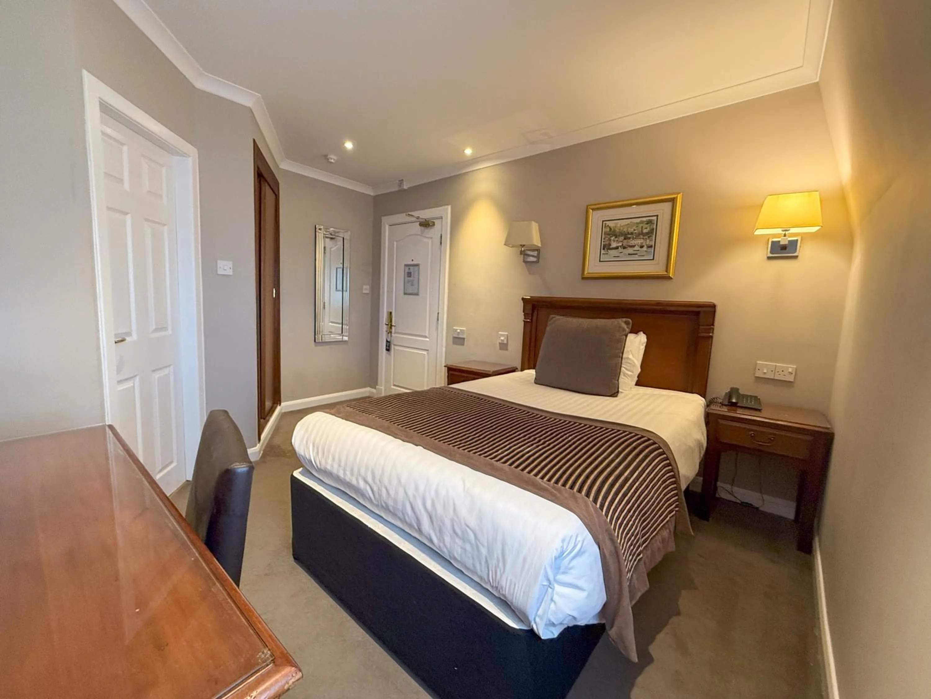 Single Guest Room in Aberdeen Douglas Hotel