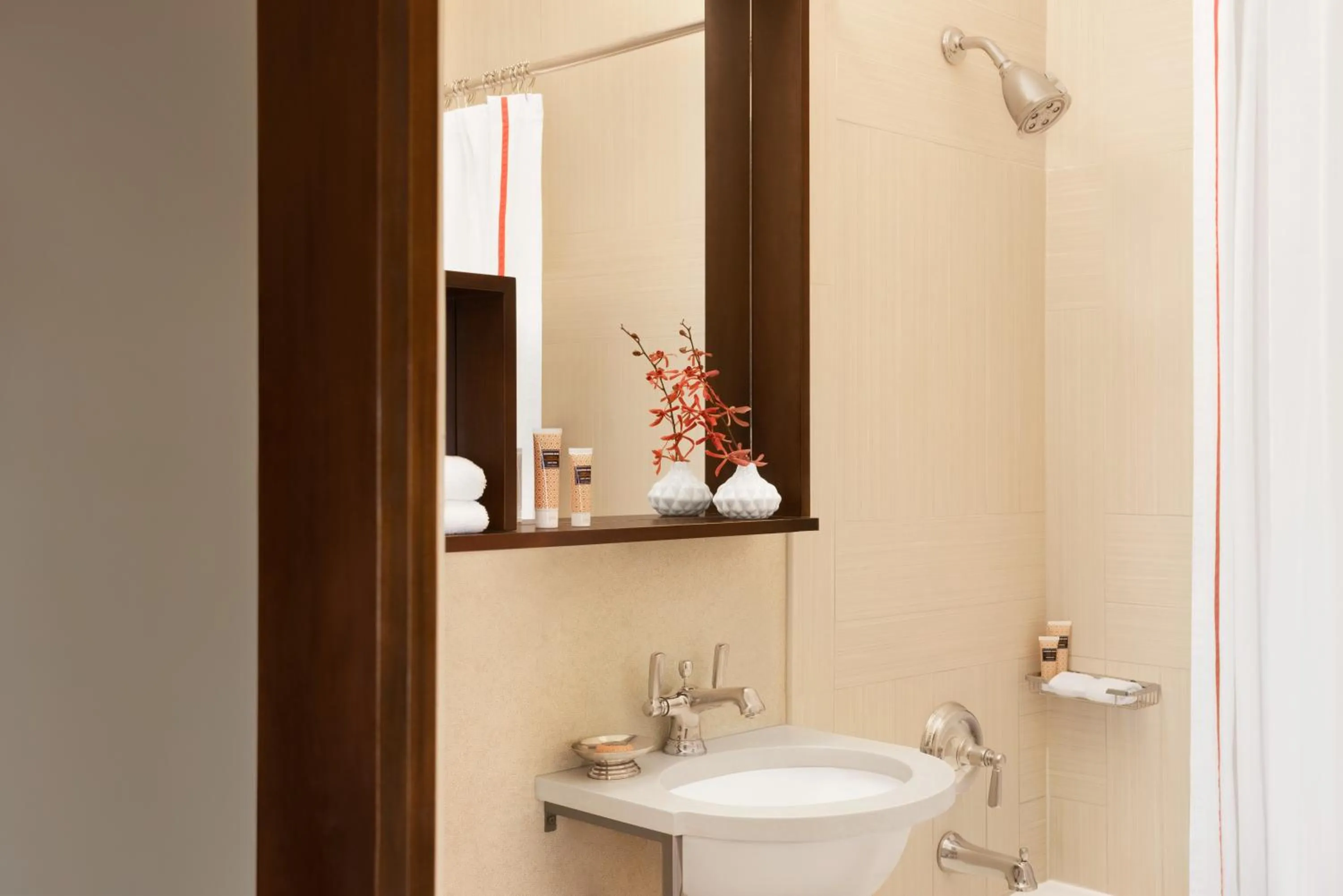 Queen Room with Lake View in Hotel Lincoln