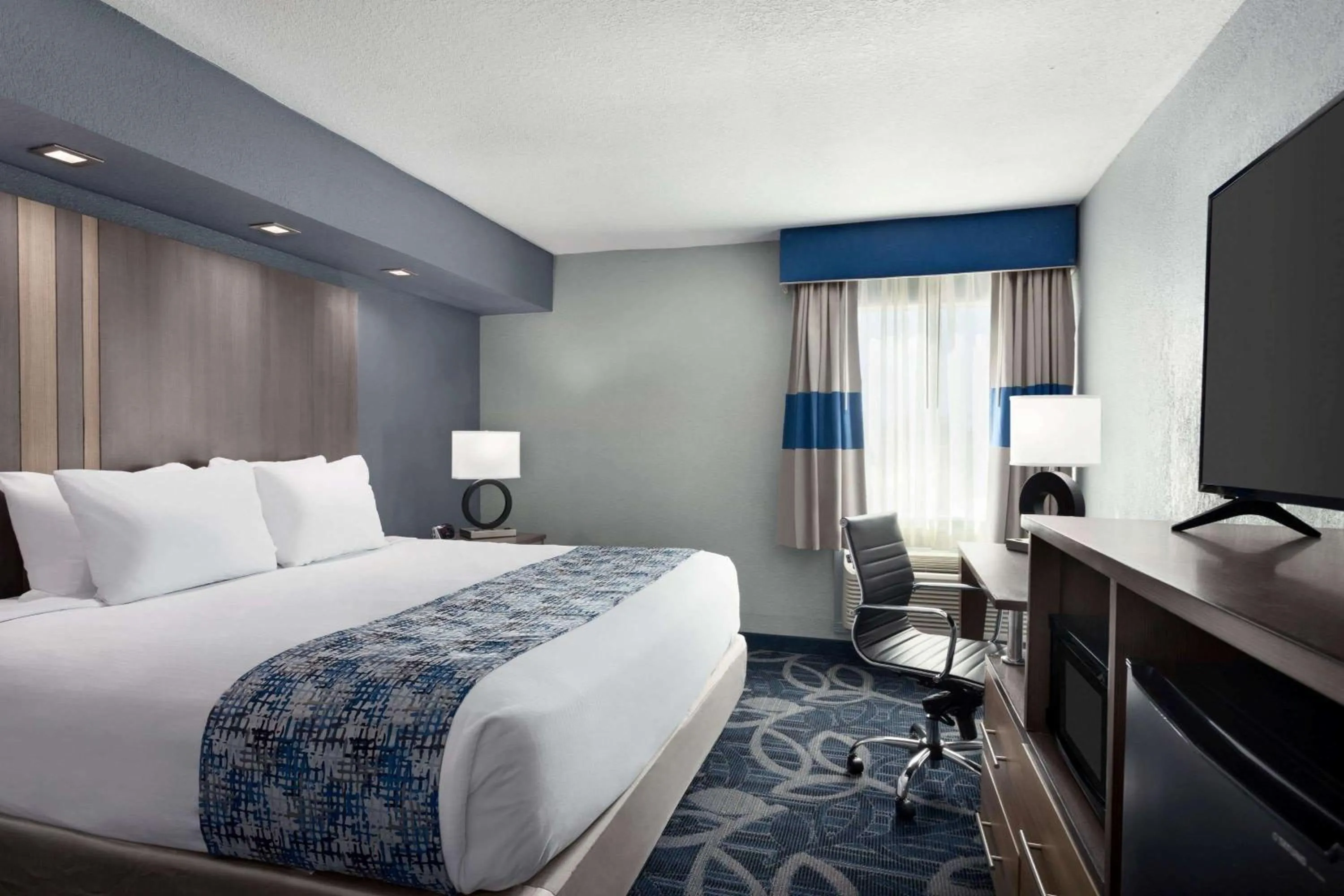 King Room - Mobility Access/Non-Smoking in Baymont Inn & Suites Shawnee