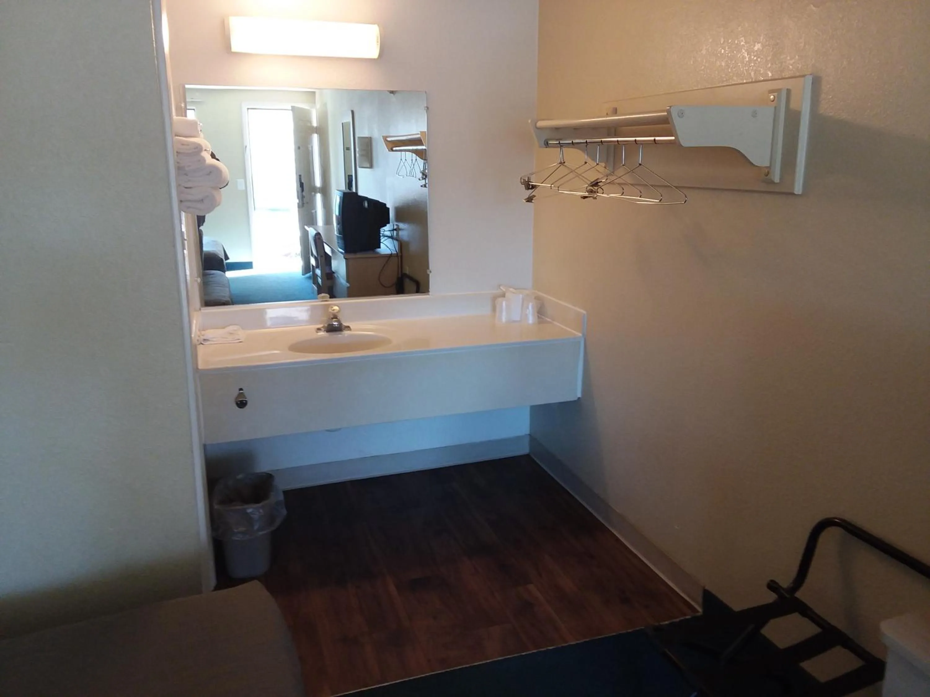 King Room - Non-Smoking in Knights Inn Burlington NC